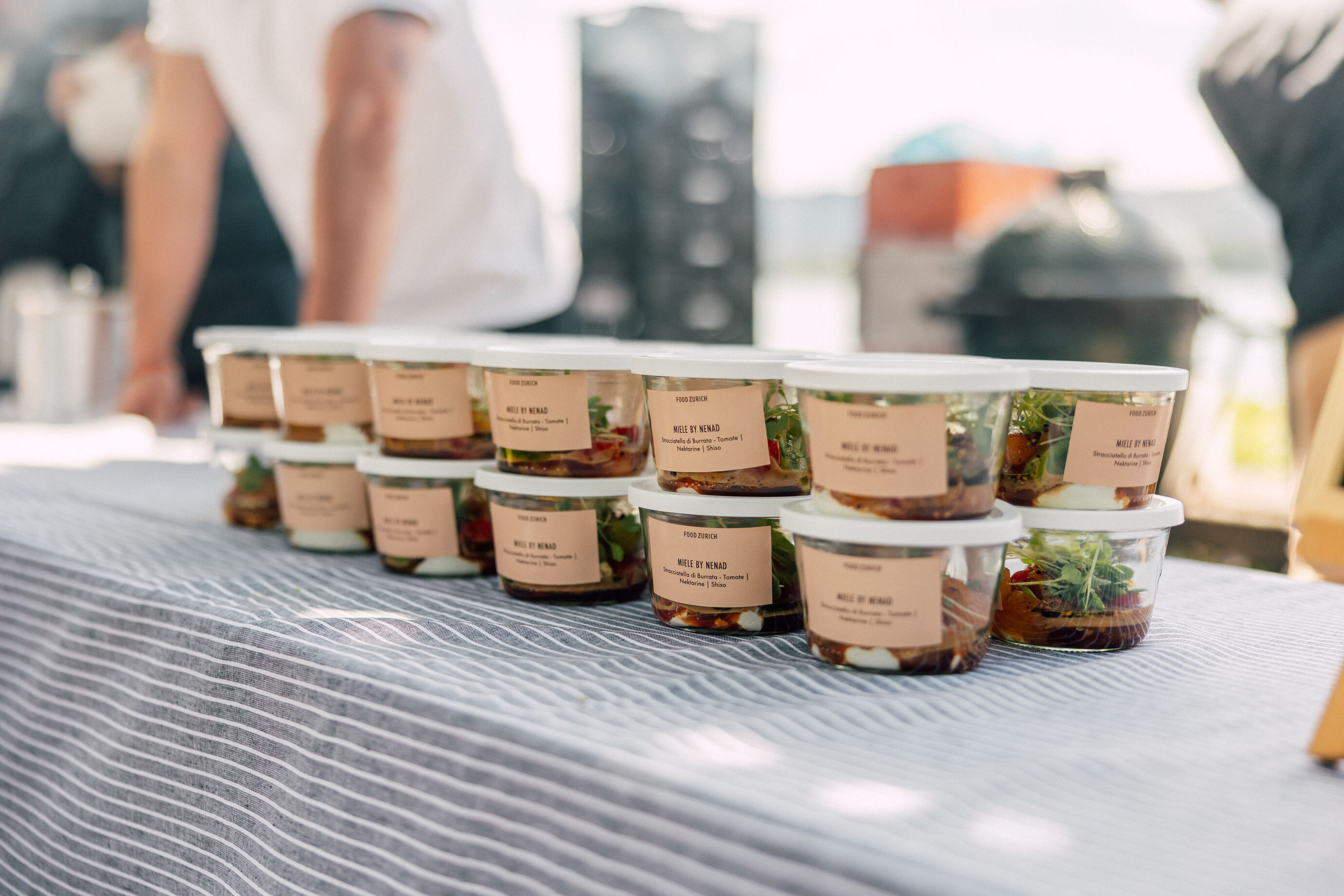 Weingläser und Teller auf festlich gedecktem Tisch beim Food Festival Zürich