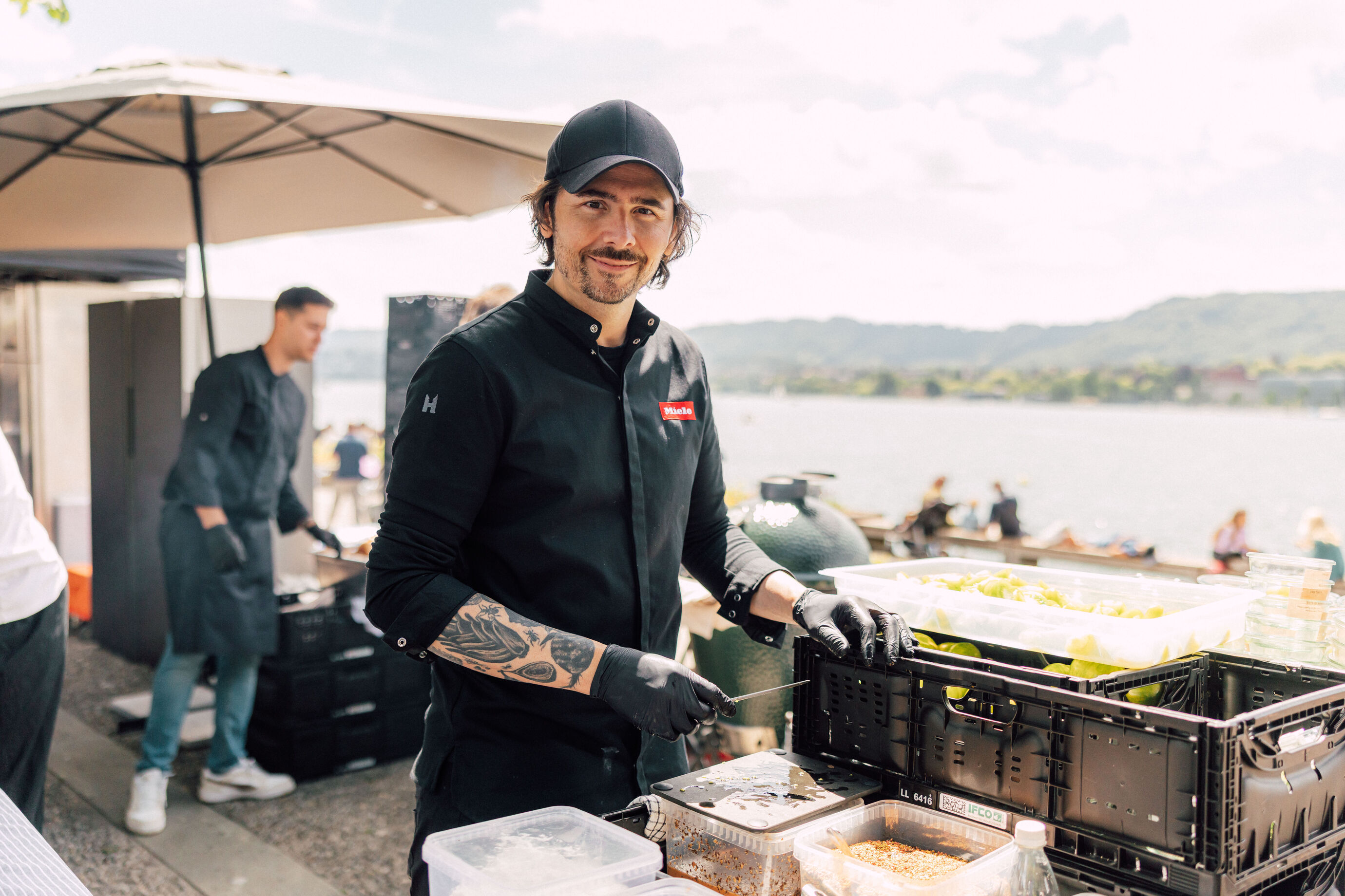 Spitzenkoch Mlinarevic grilliert Speisen beim Food Festival Zürich
