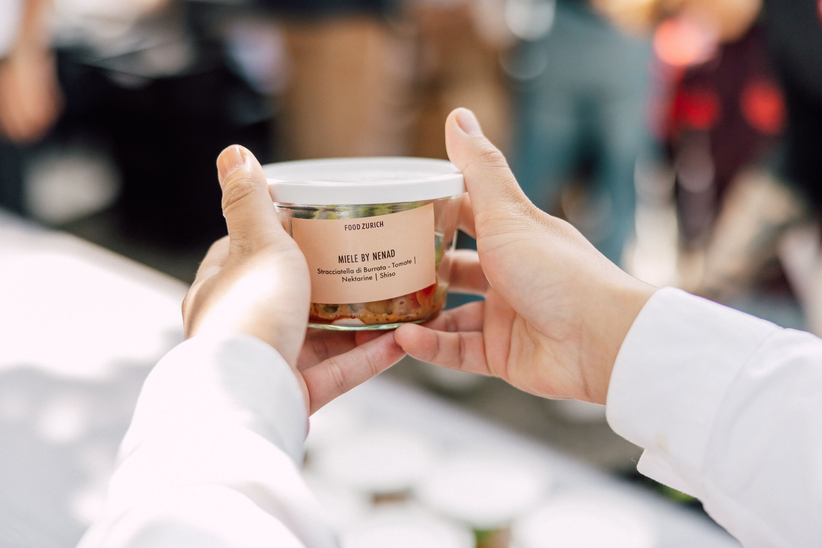 Köche bereiten Essen frisch am Stand beim Food Festival Zürich zu