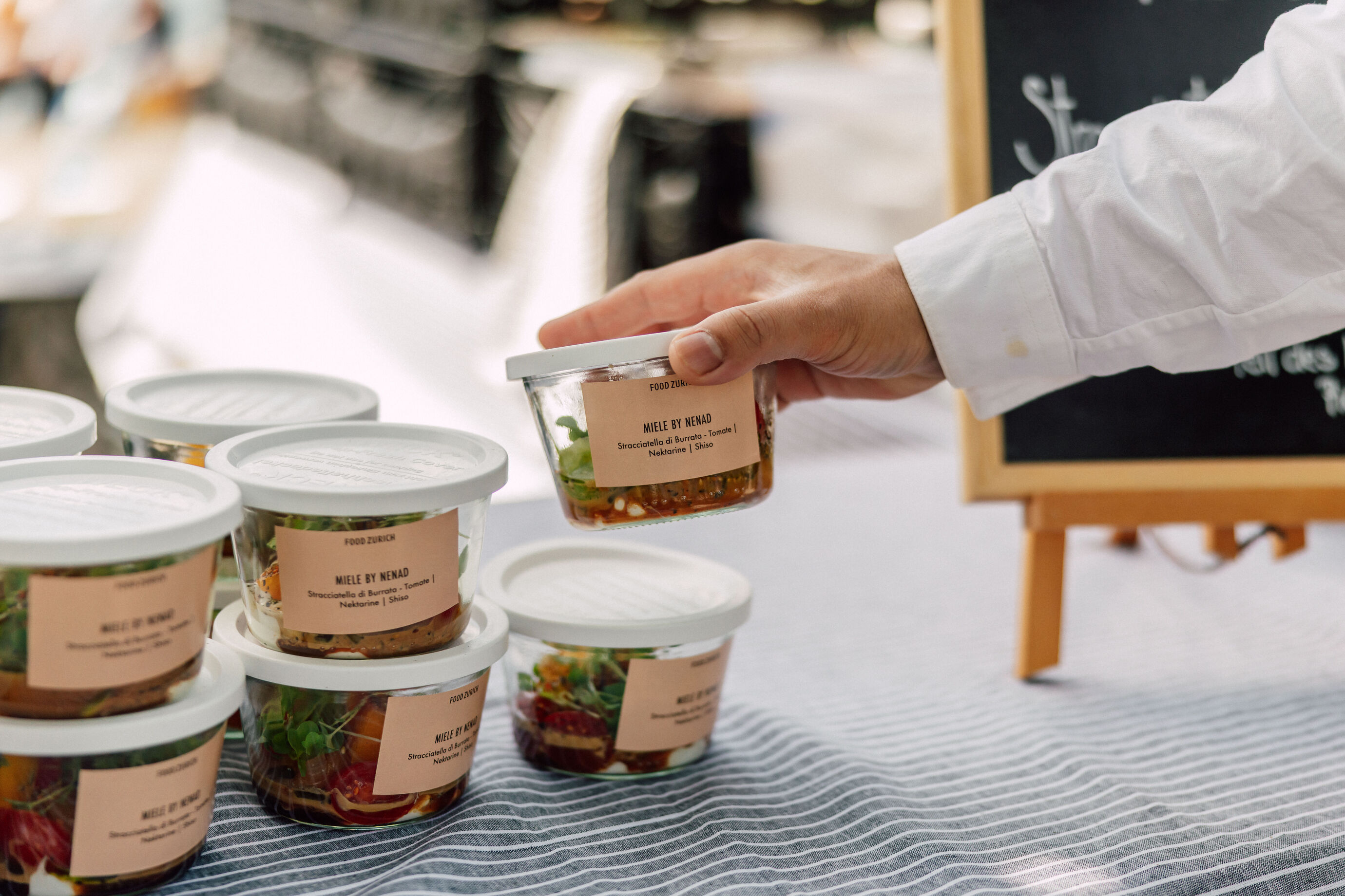 Becher mit Essen in den Händen beim Food Festival Zürich