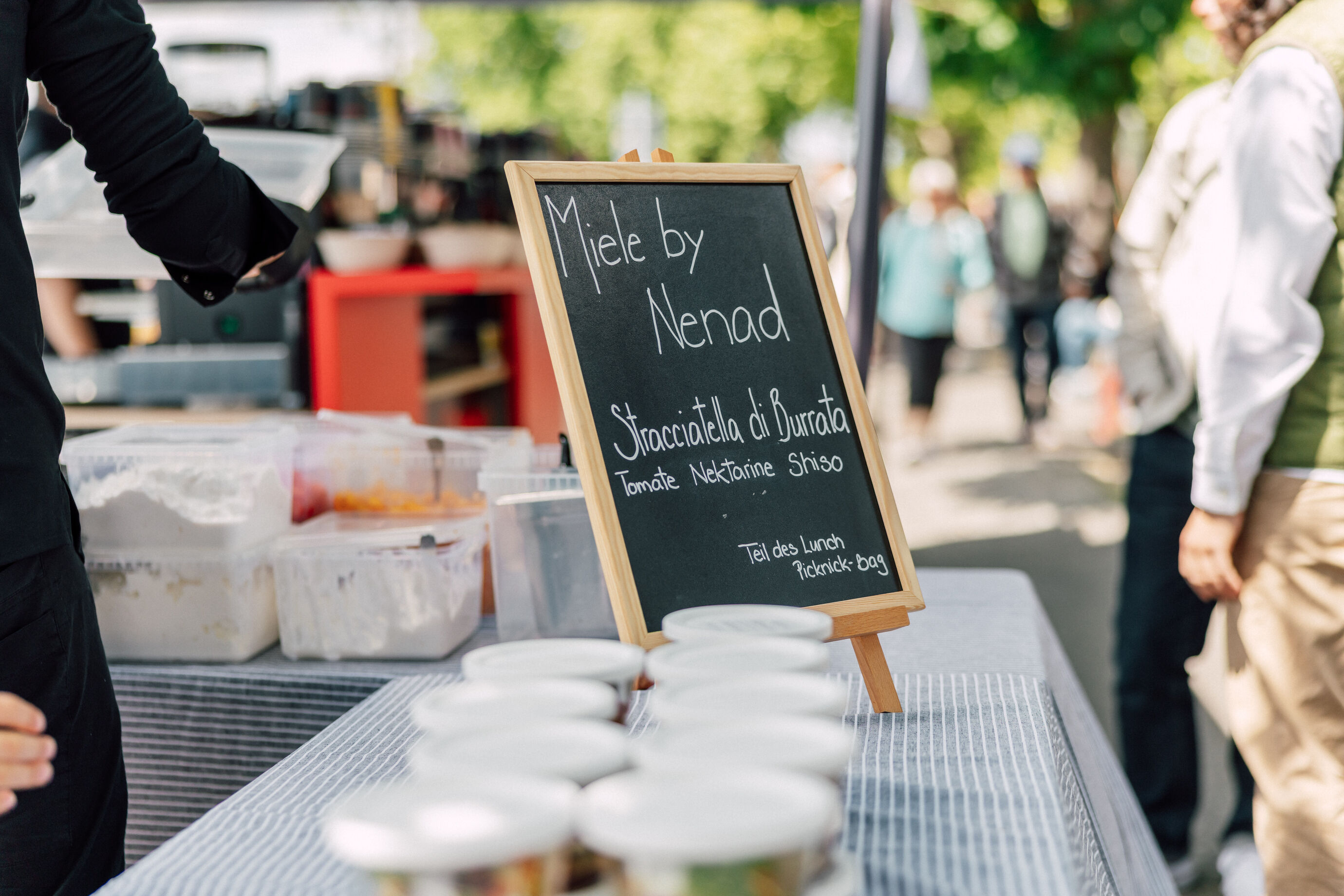 Handgeschriebene Menütafel mit Made by Nenad beim Food Festival Zürich