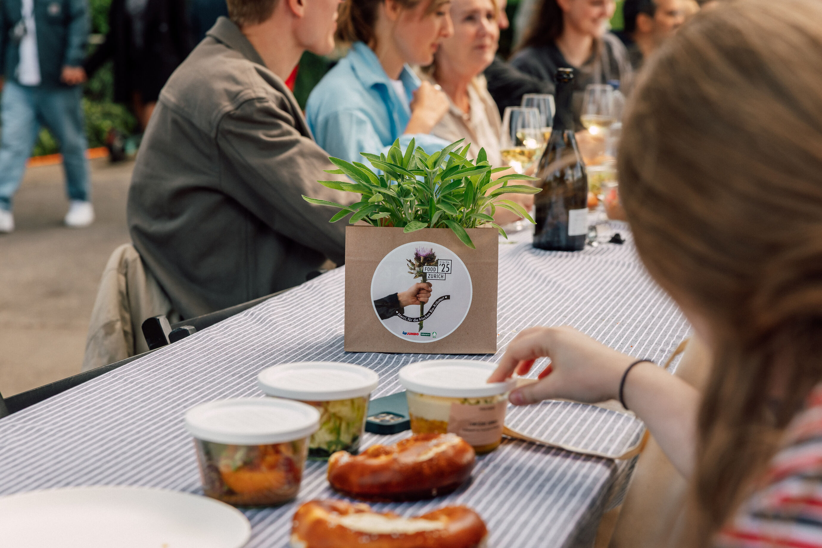 Tischdeko mit Kräutern und Brezel beim Food Festival Zürich