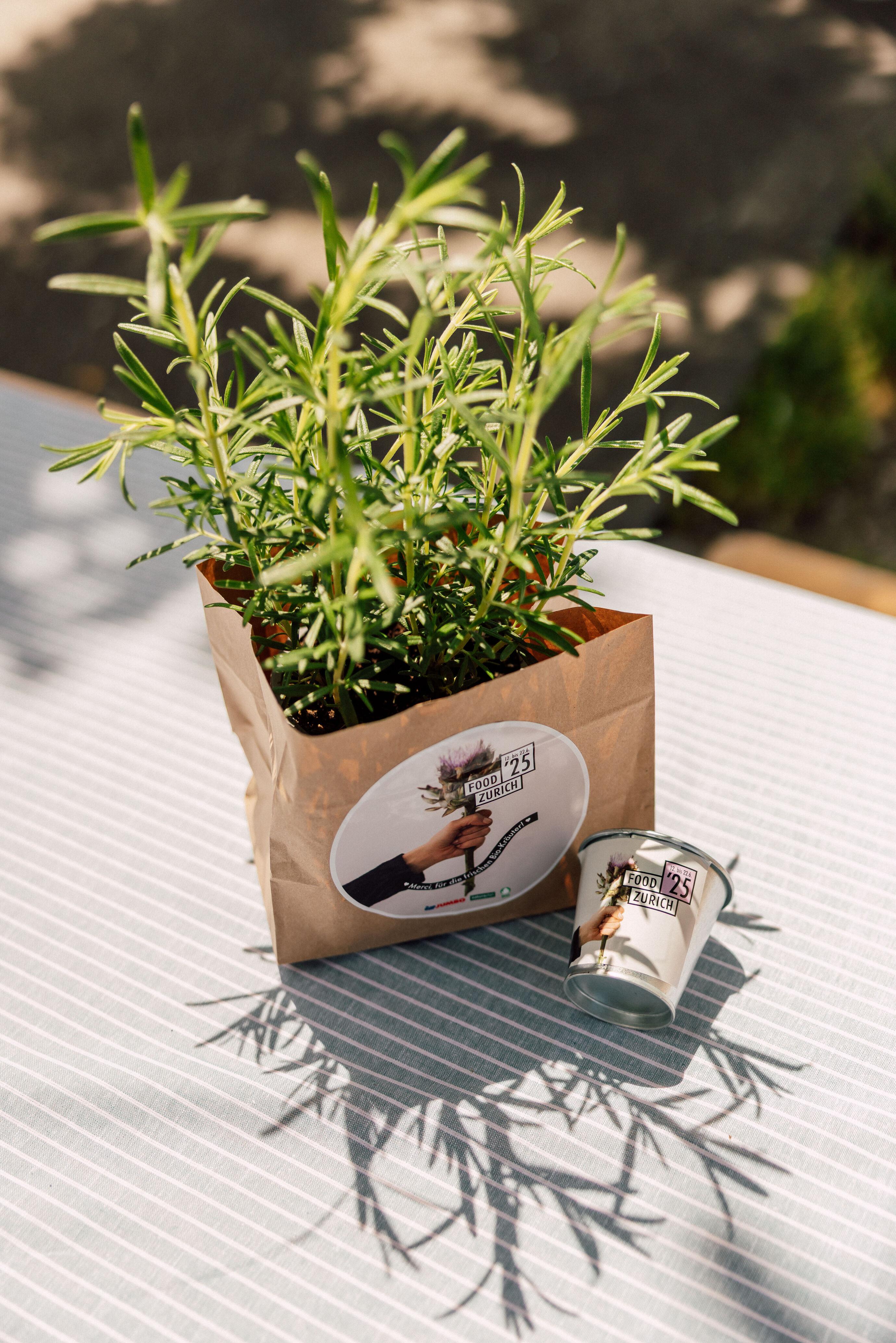 Frische Kräuter im Papiersack mit Food Zürich Logo