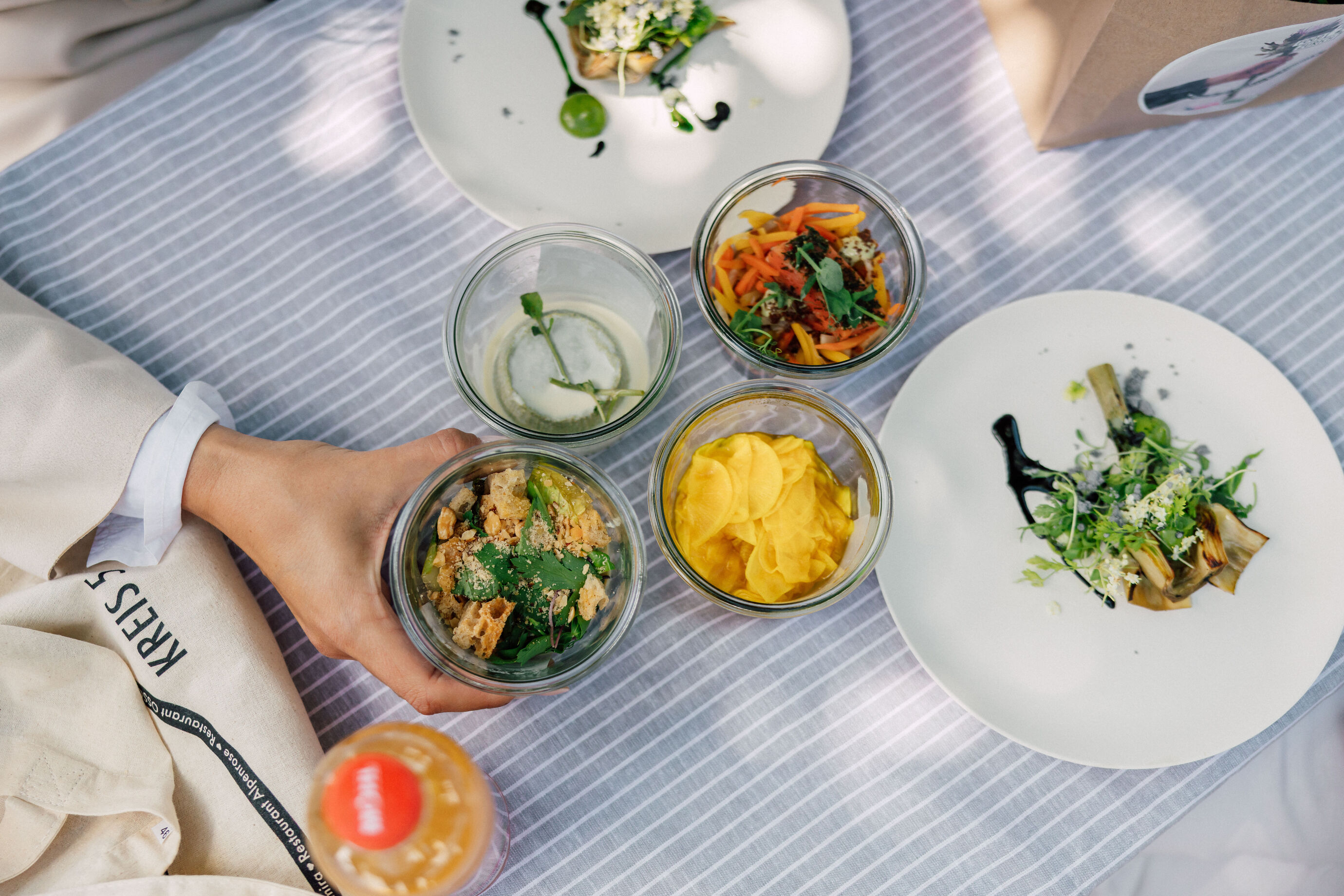 unte Gerichte und Vorspeisen auf einem Tisch beim Food Festival Zürich