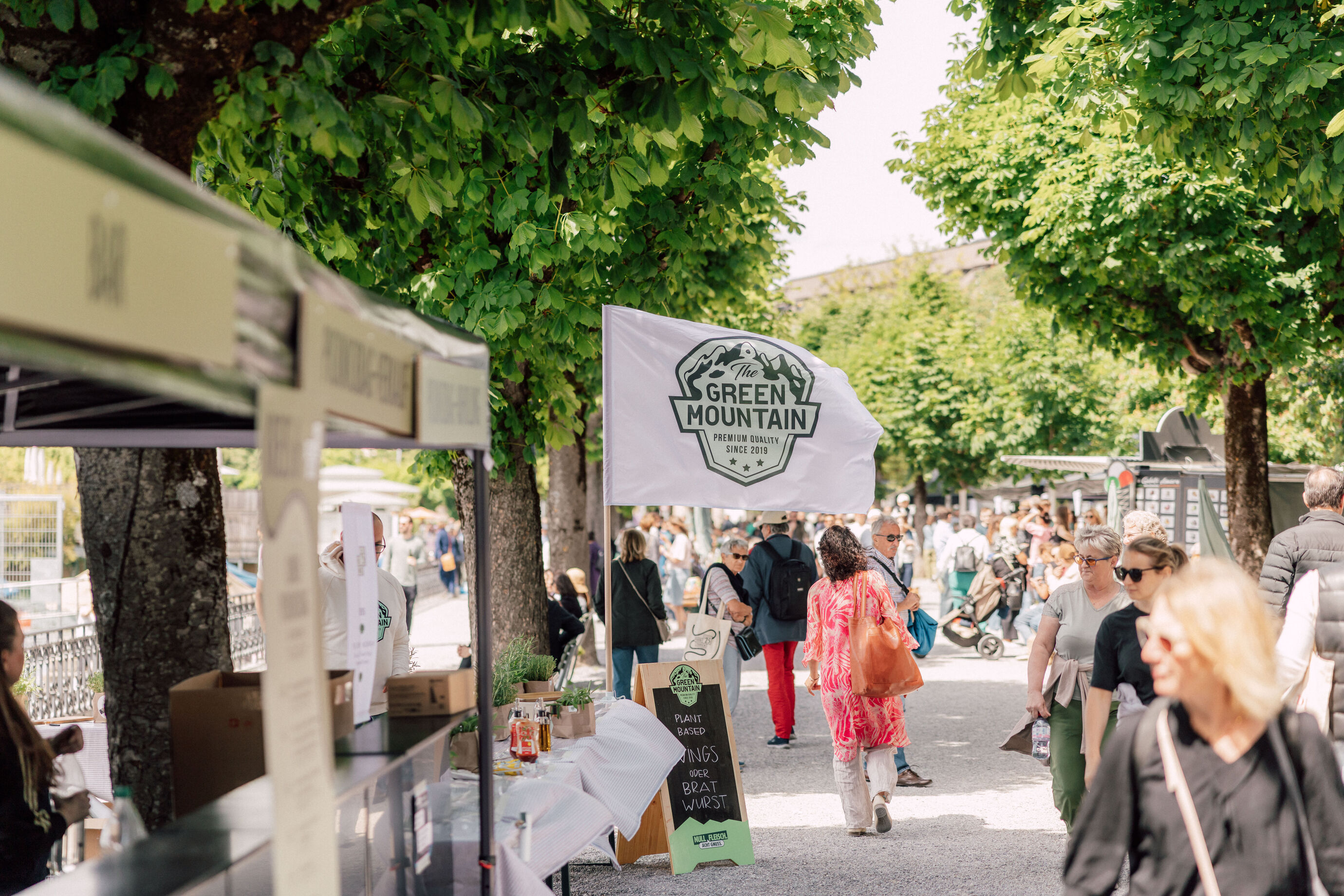 Foodstände mit Besucherinnen beim Food Festival Zürich