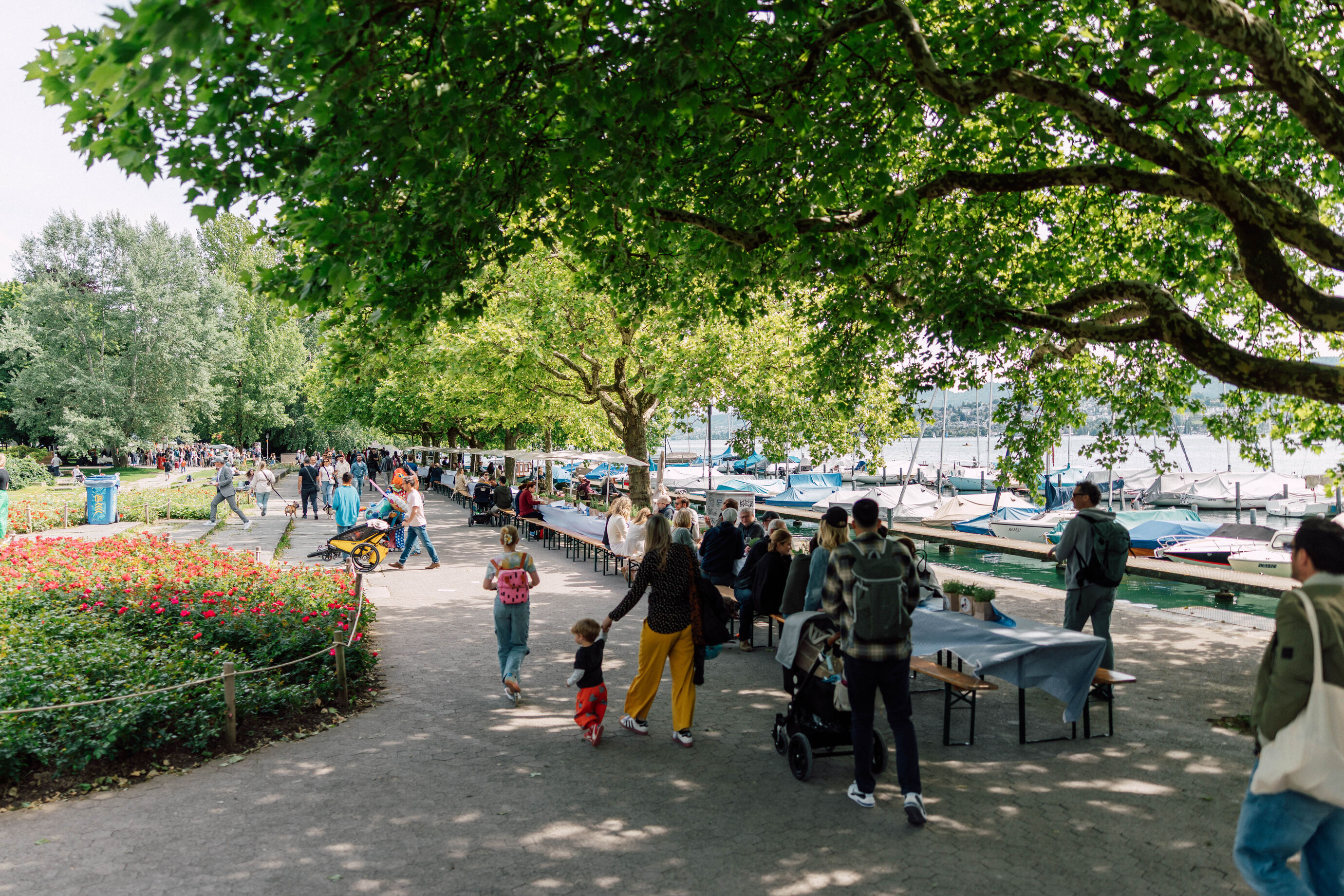 Besucher spazieren am See entlang bei Food Zürich