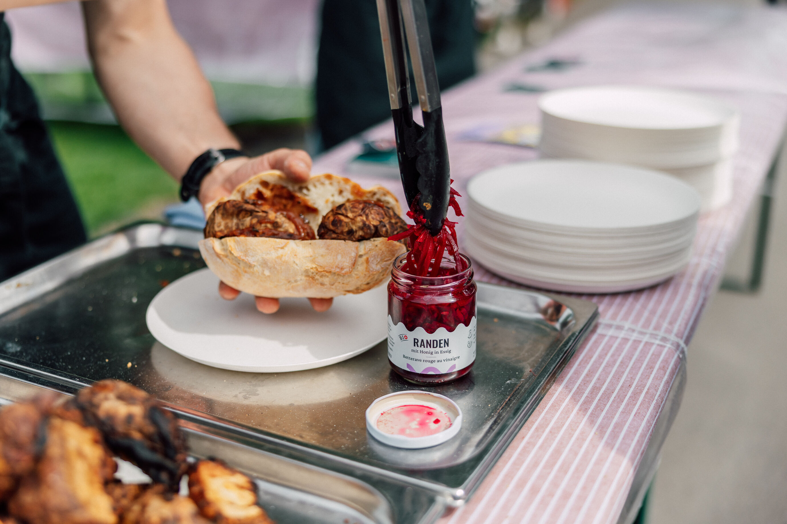 Frisch zubereitetes Sandwich beim Food Festival Zürich