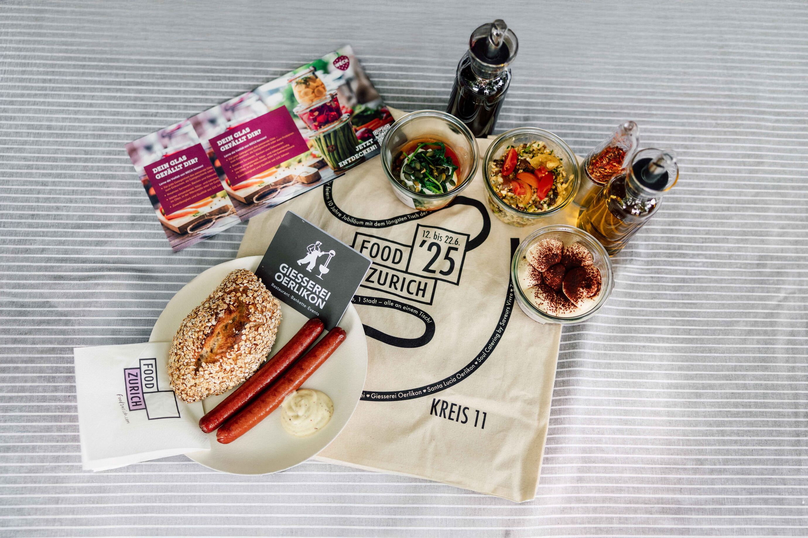 Hotdog mit Beilagen und Getränken beim Food Festival Zürich