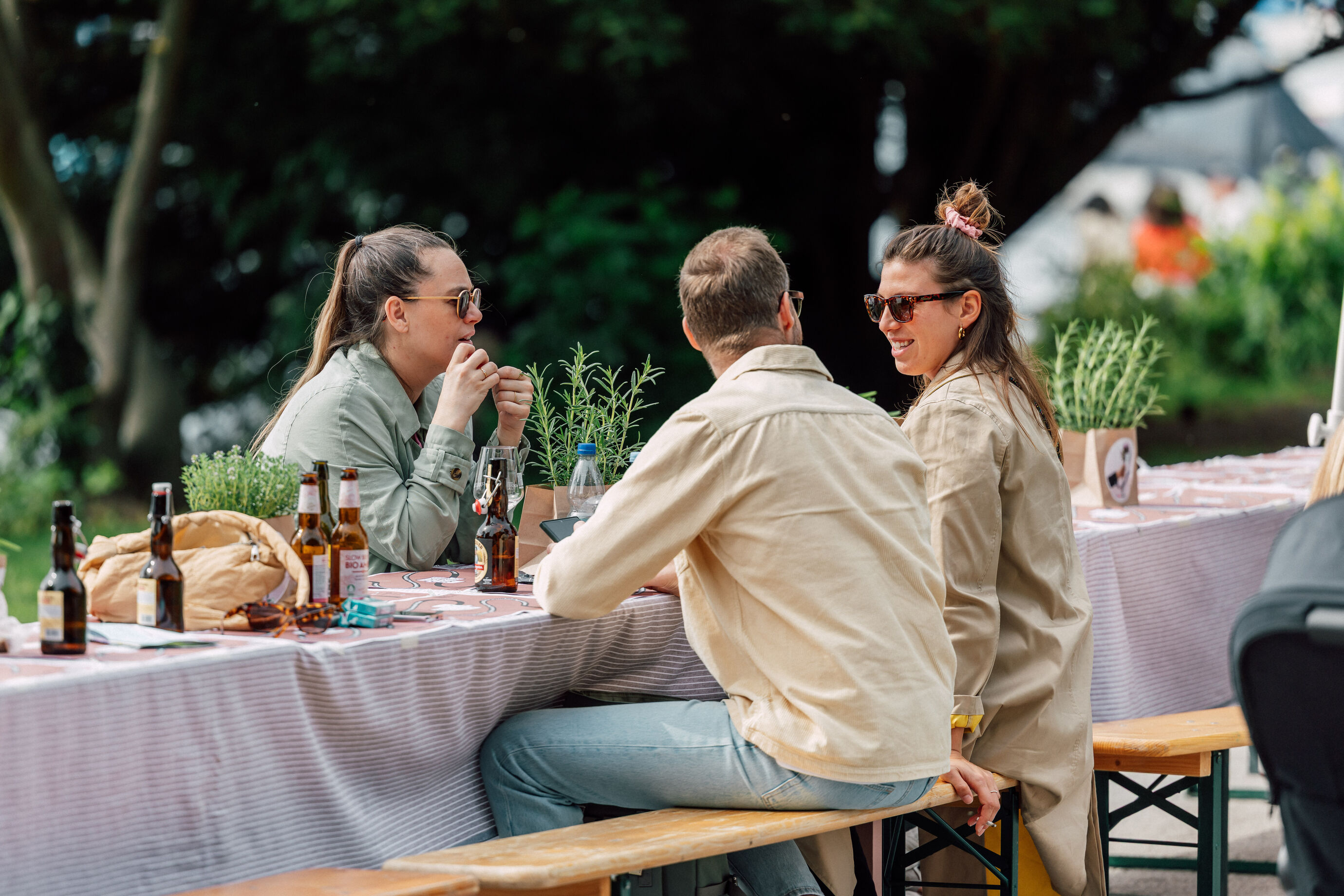 Zwei Frauen sitzen bei Wein und Essen am Tisch beim Food Festival Zürich
