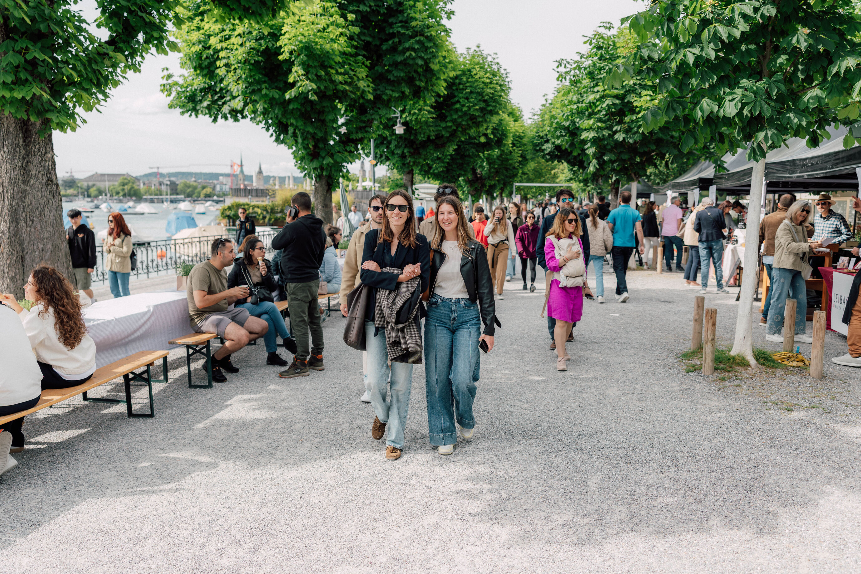 Besucherinnen und Besucher schlendern entspannt am Food Festival Zürich entlang des Seeufers