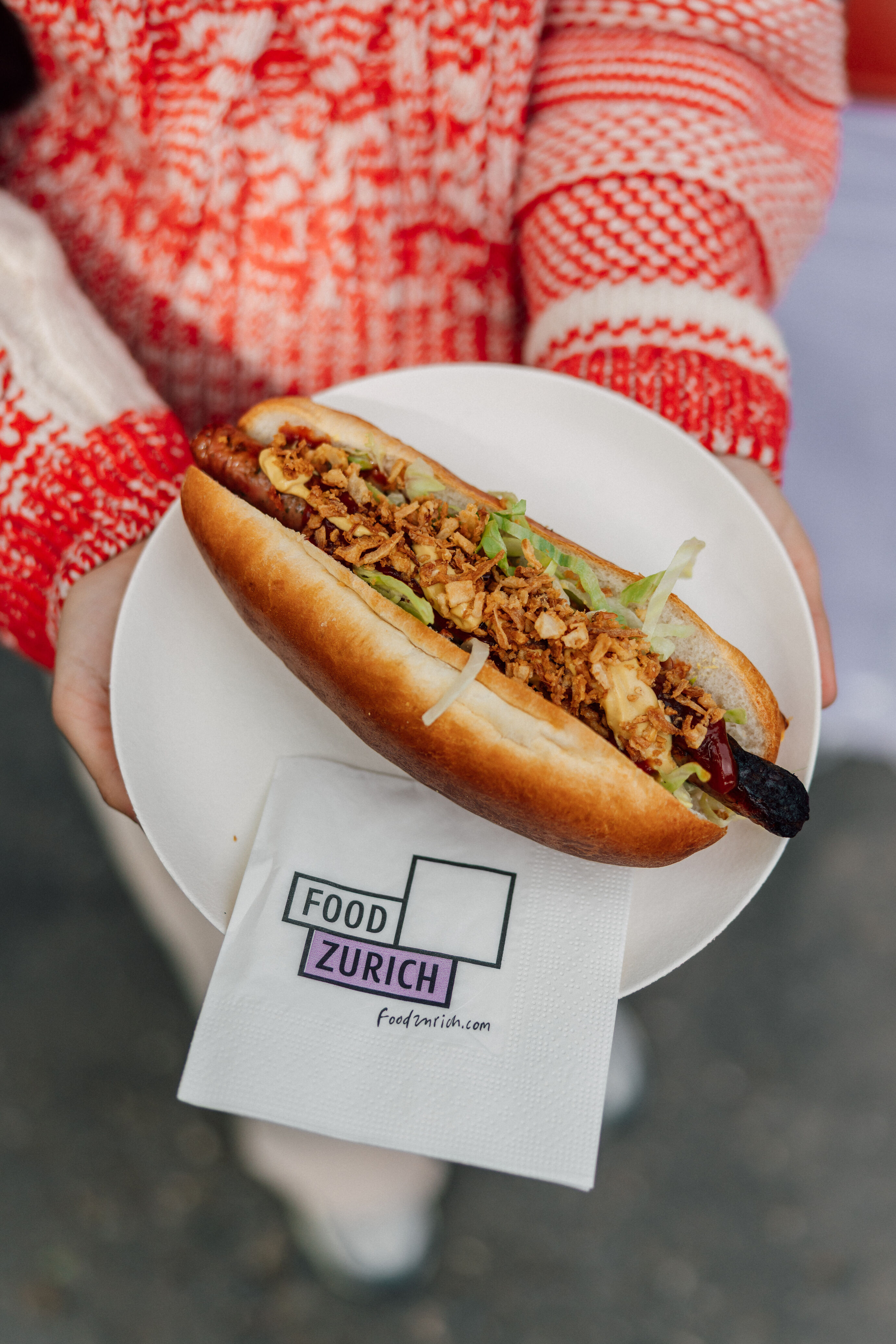 Hotdog mit knusprigen Toppings am Food Festival Zürich