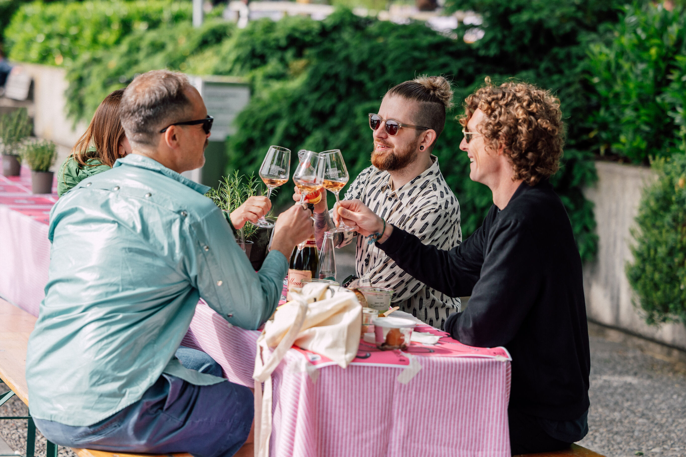 Junge Menschen sitzen am Tisch beim Food Festival Zürich