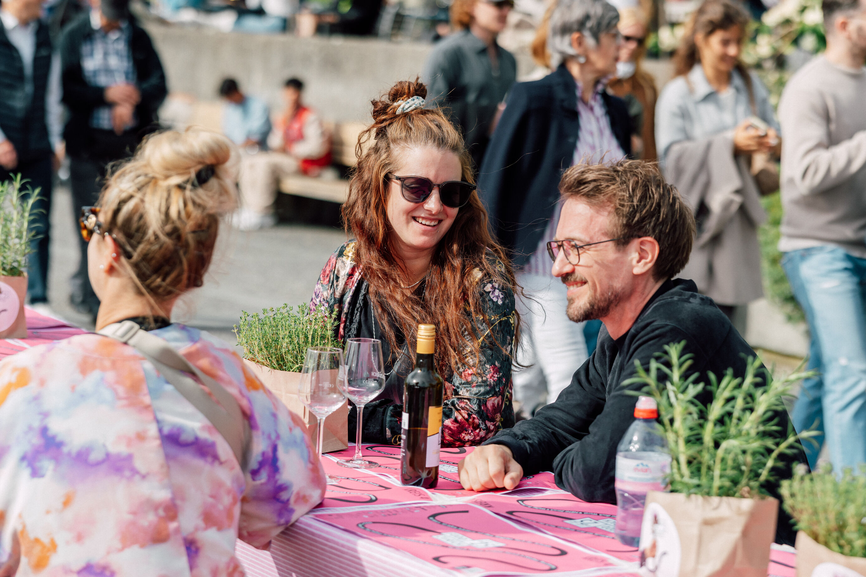 Freunde im Gespräch bei einem Glas Wein am Food Festival Zürich