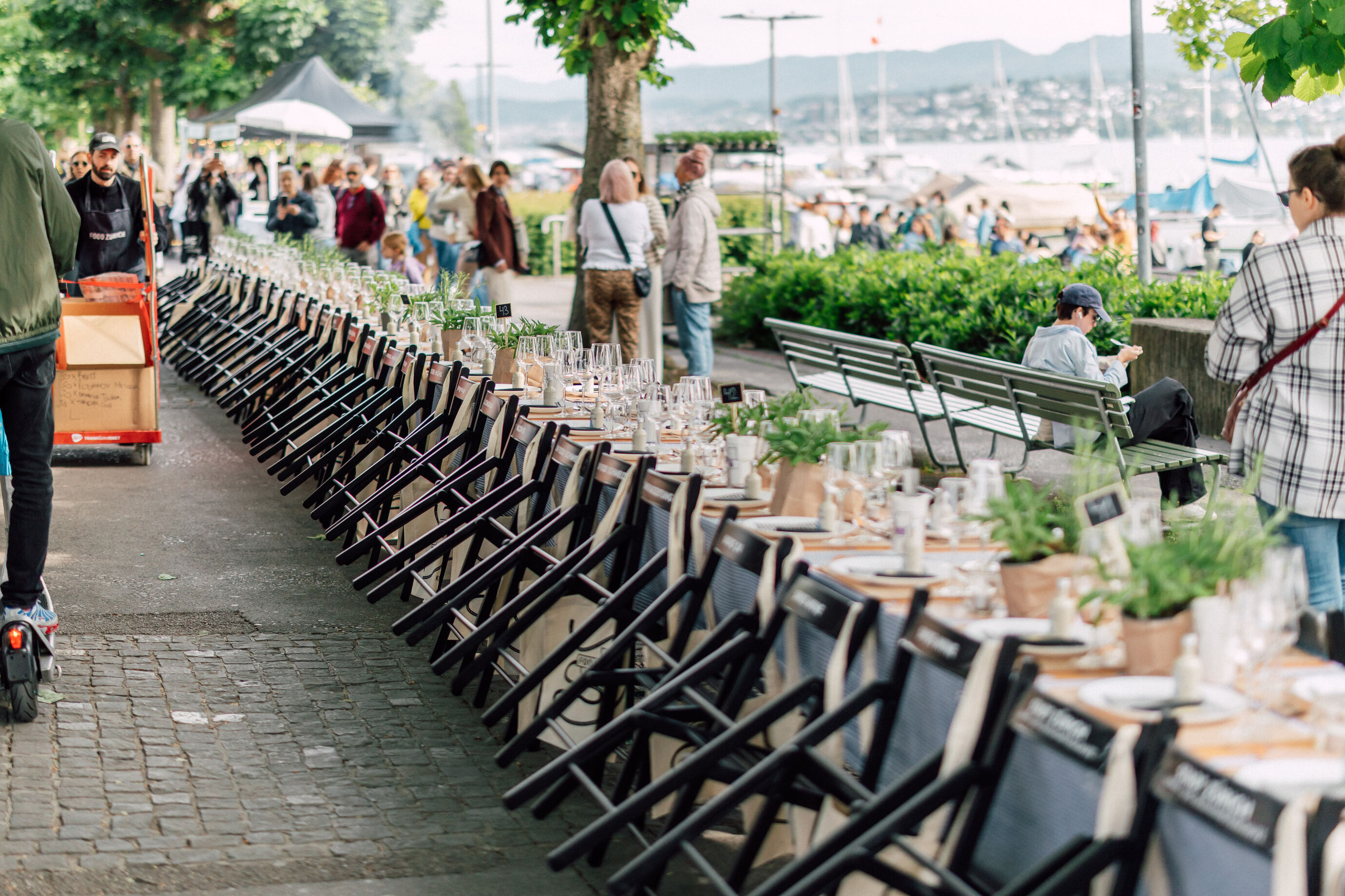 Festlich gedeckte Tafel direkt am Seeufer beim Food Festival Zürich