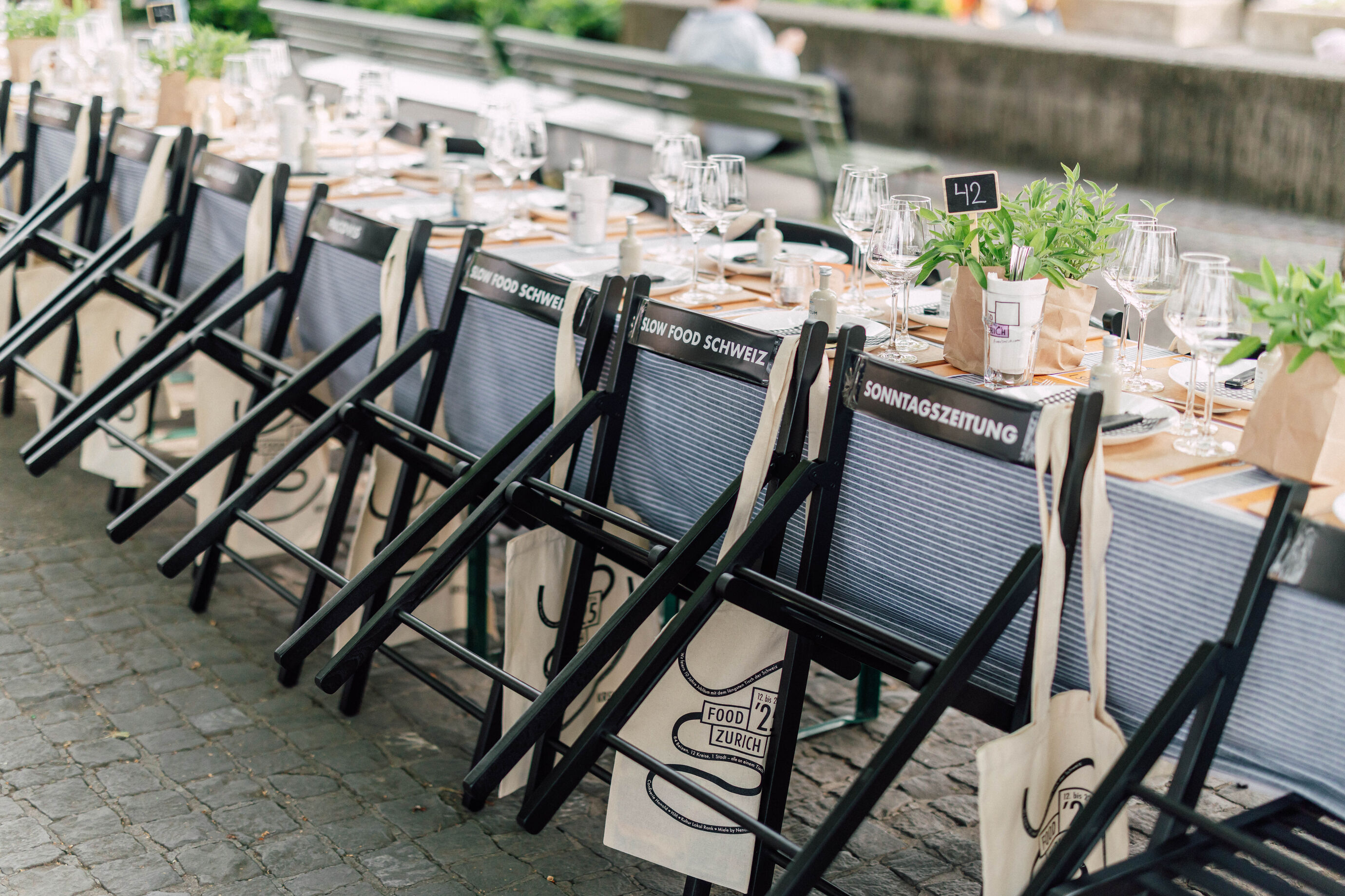 Festlich gedeckter Tisch mit Gläsern beim Food Festival Zürich