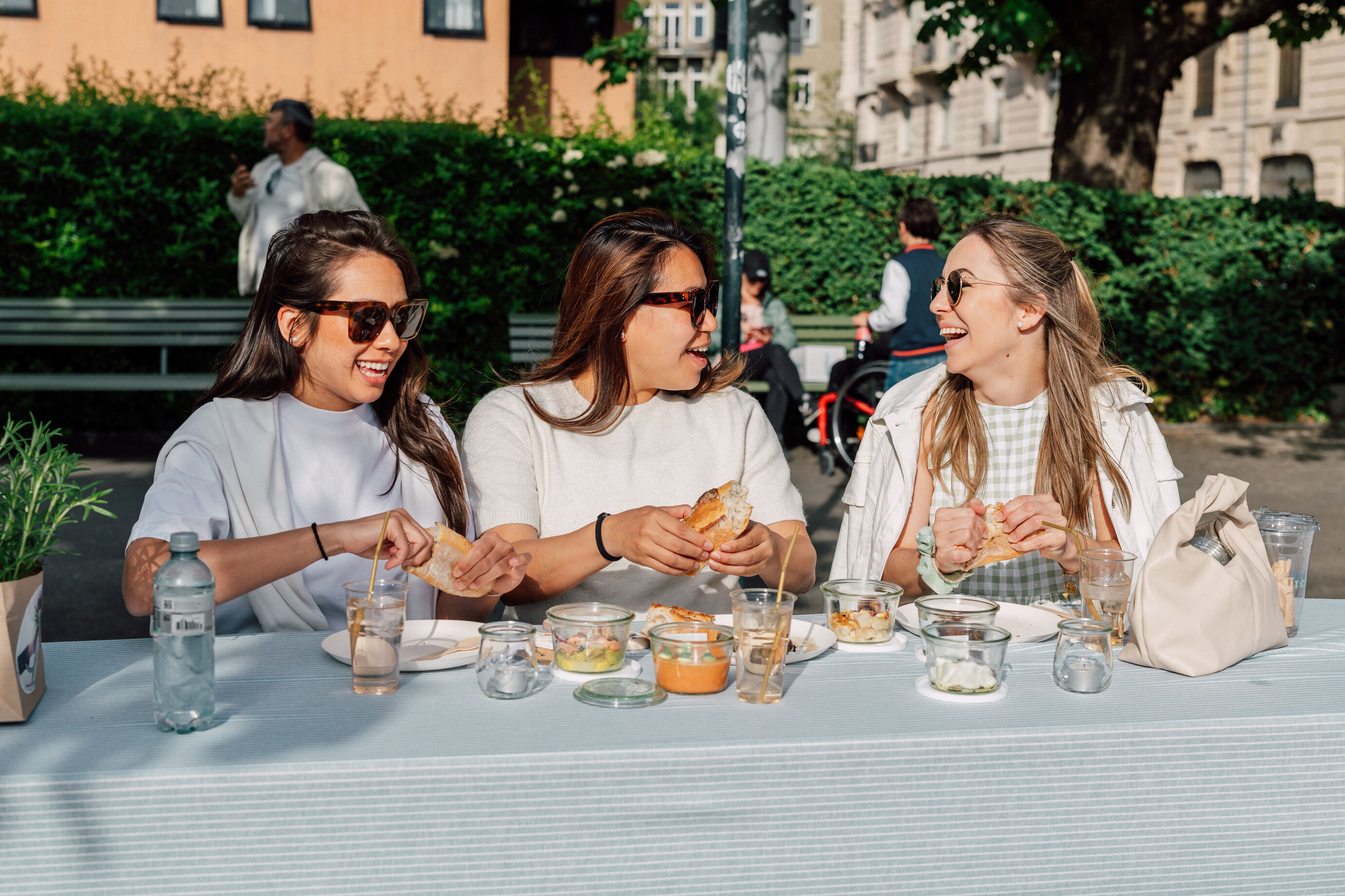 Drei Frauen sitzen zusammen und essen beim Food Festival Zürich