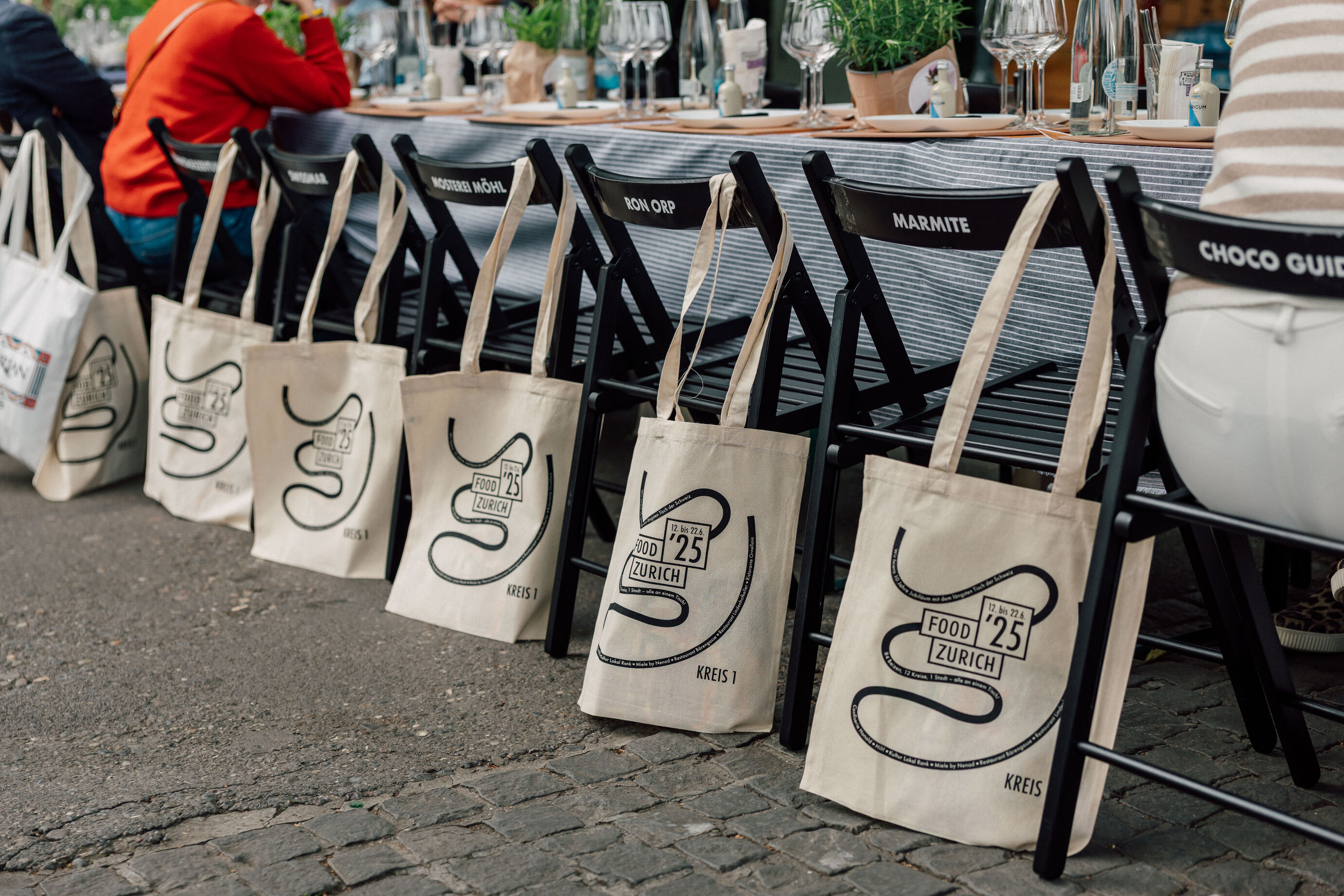 Stofftaschen mit Food Zürich Logo beim Festival