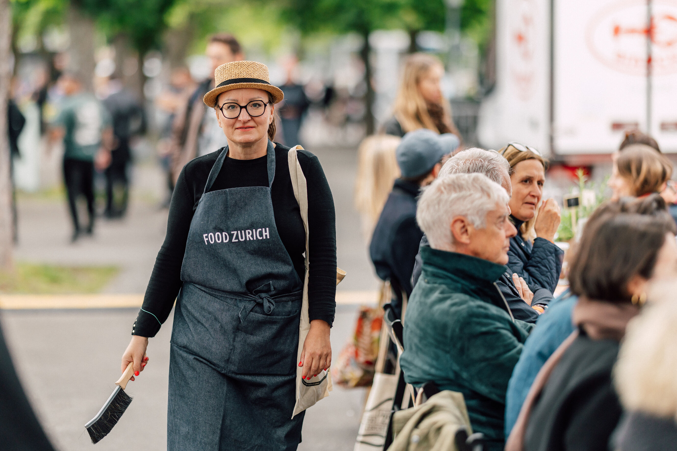 Frau trägt Food Zürich Schürze beim Festival
