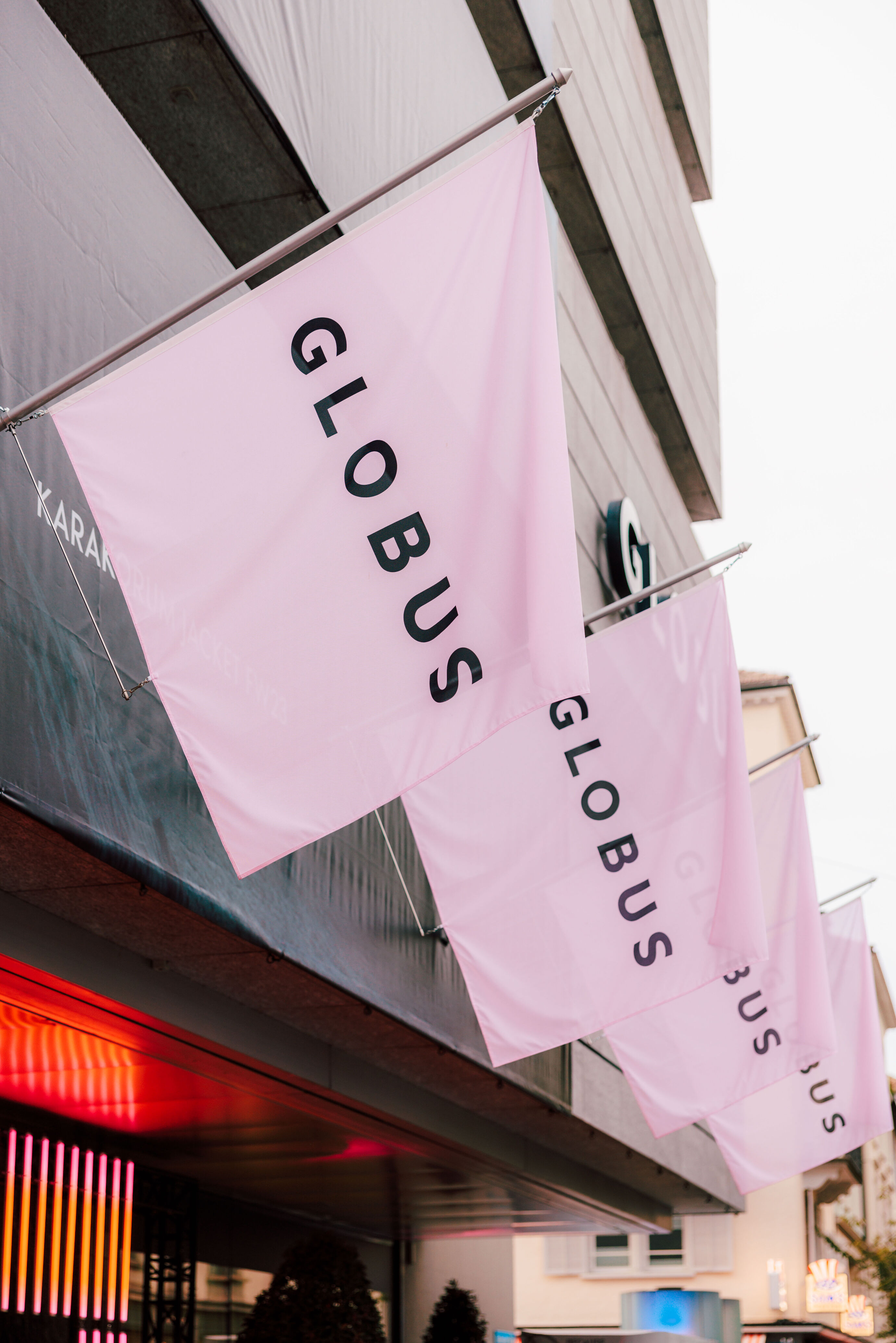 Globus Fahnen beim Opening-Event in Zürich