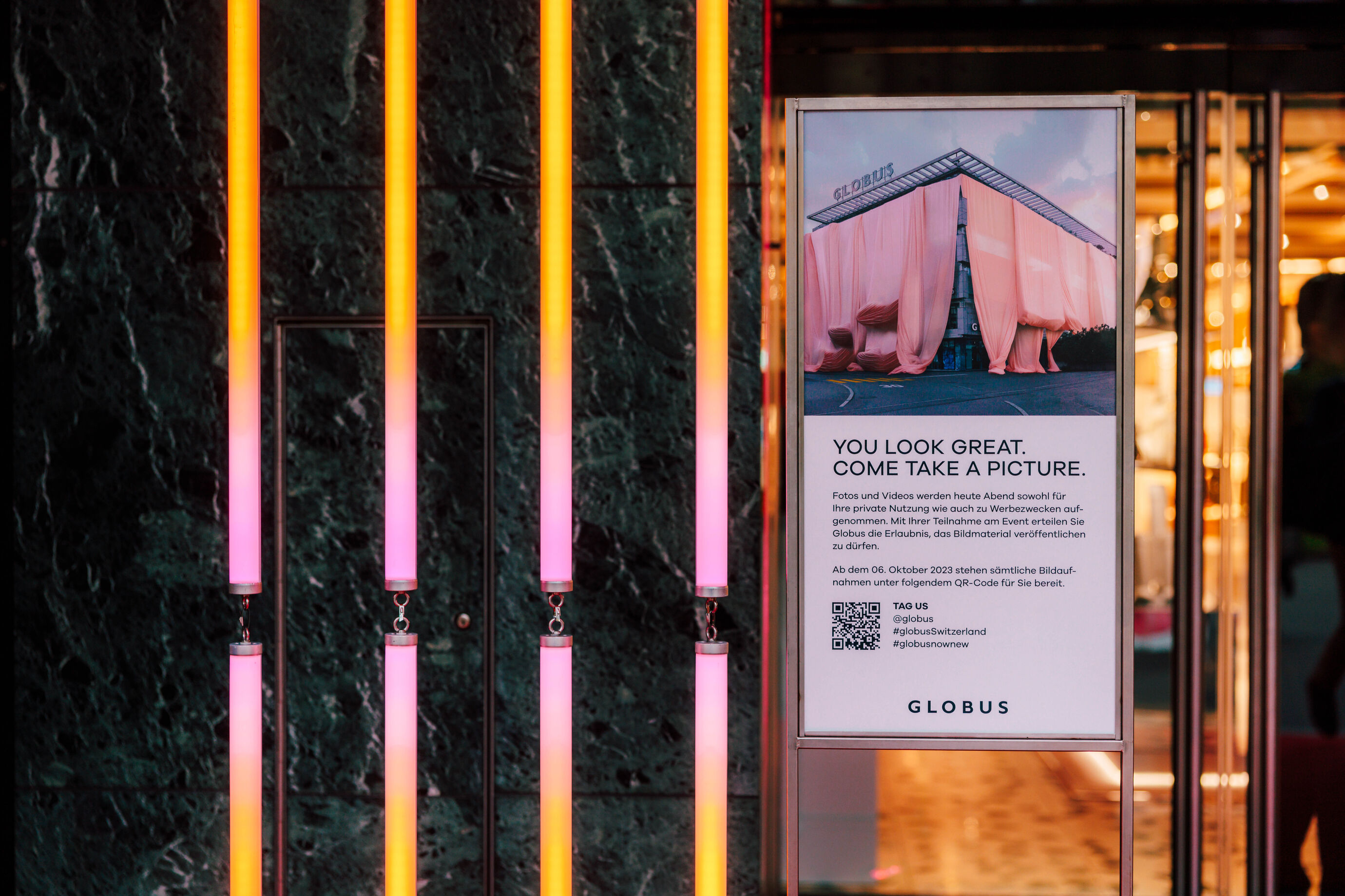 Stylischer Eingang mit LED-Lichtern beim Opening