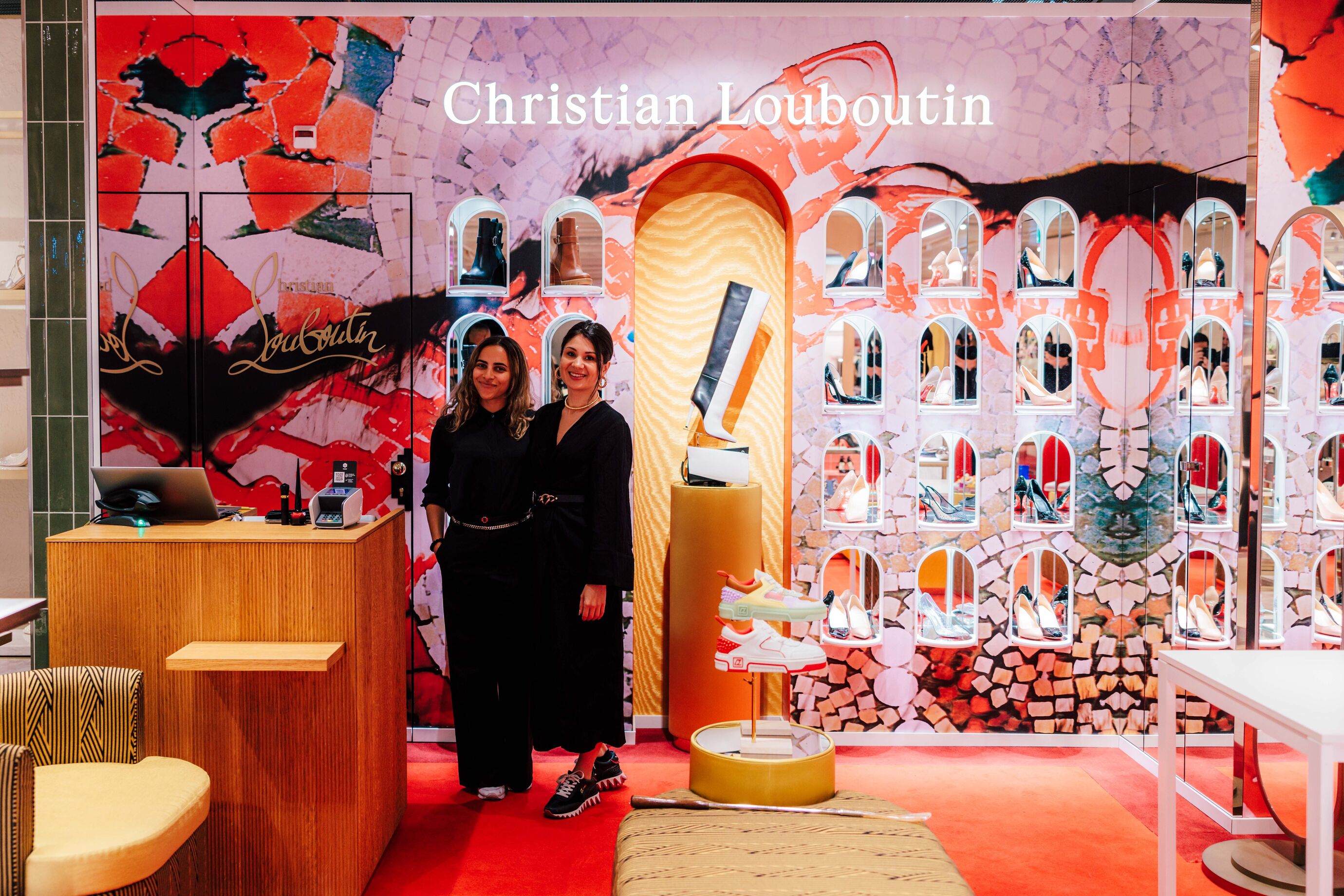 Gäste vor der Christian Louboutin Wand beim Opening