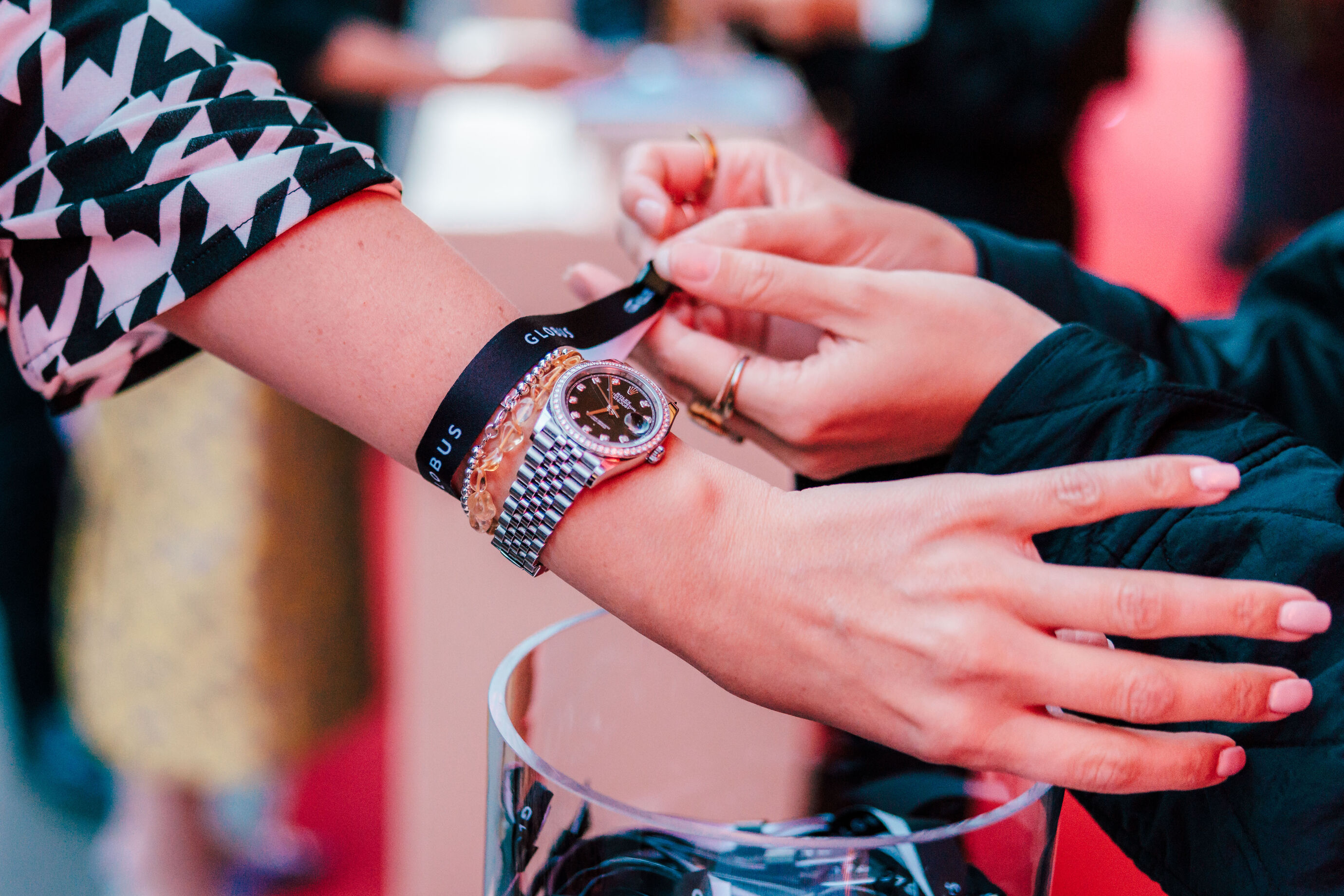 Gast erhält Armband beim Check-in zum Opening