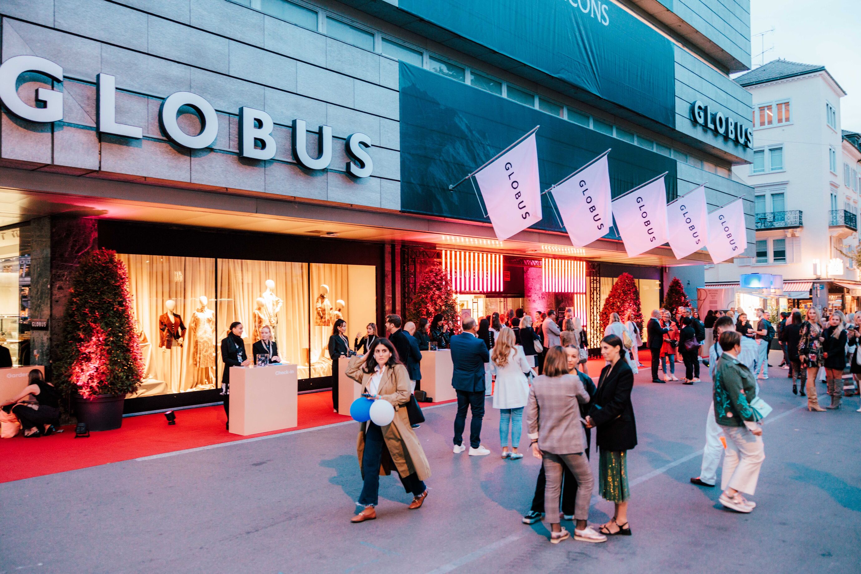 Menschen versammeln sich vor Globus Zürich beim Opening