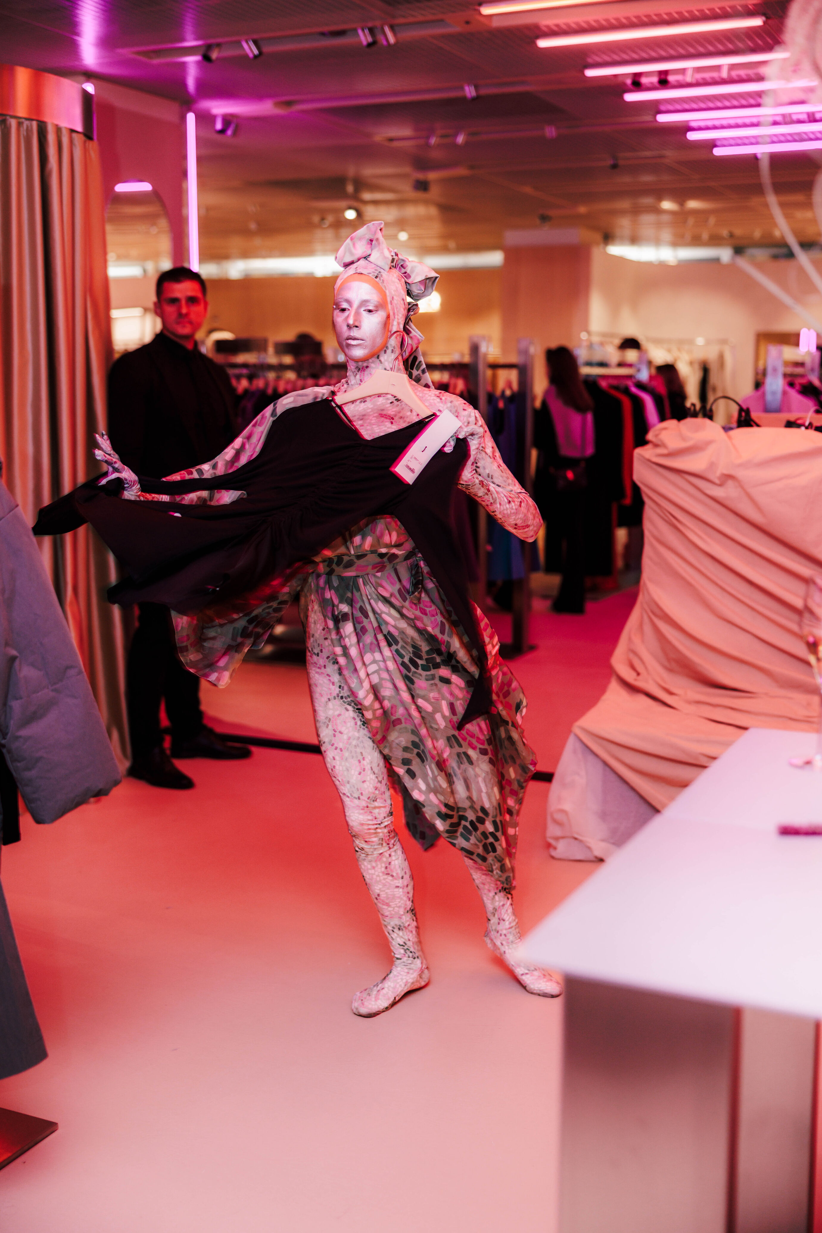 Der Eingang von Globus mit rotem Teppich und festlicher Beleuchtung.