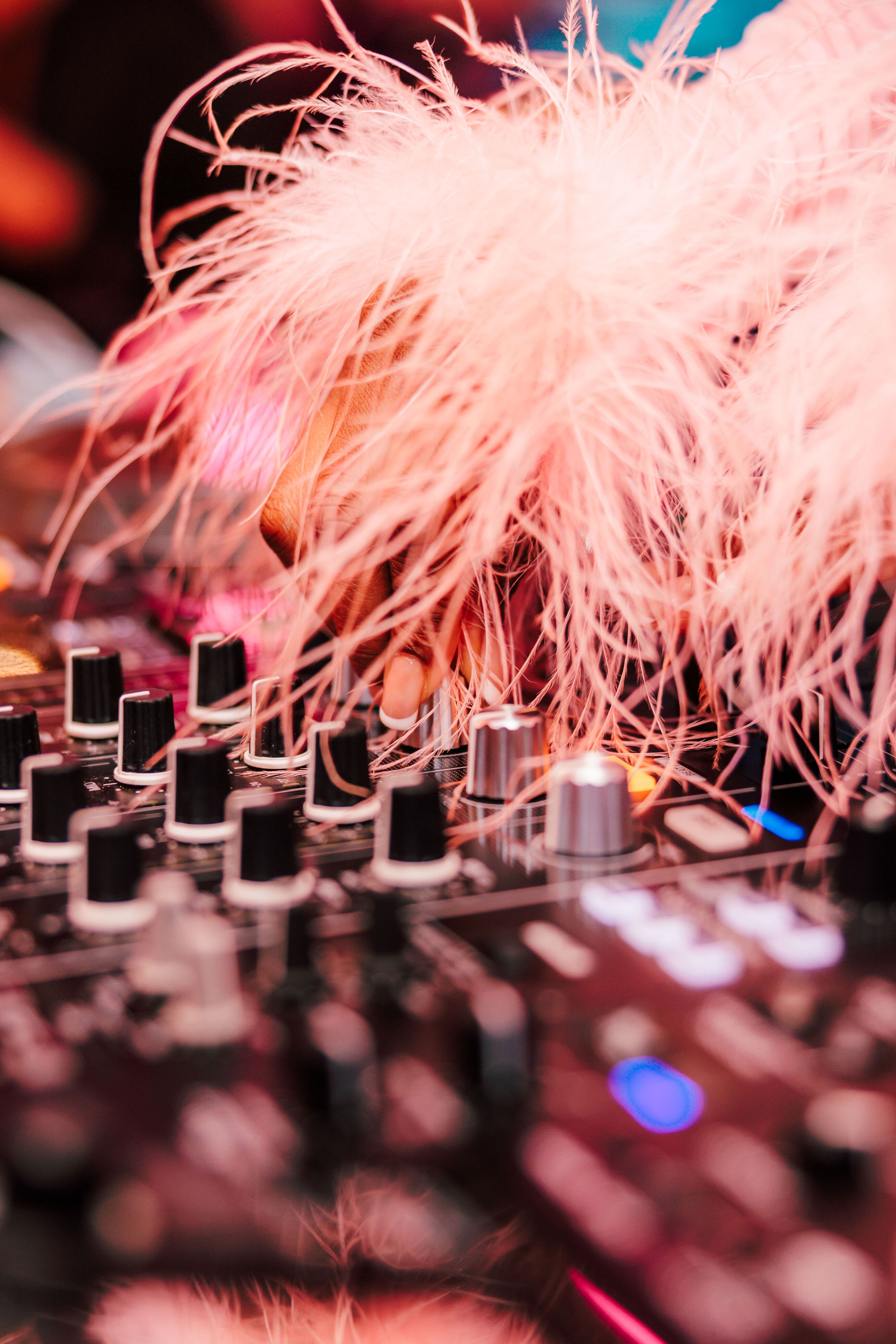 Nahaufnahme der DJ-Decks beim Globus Event