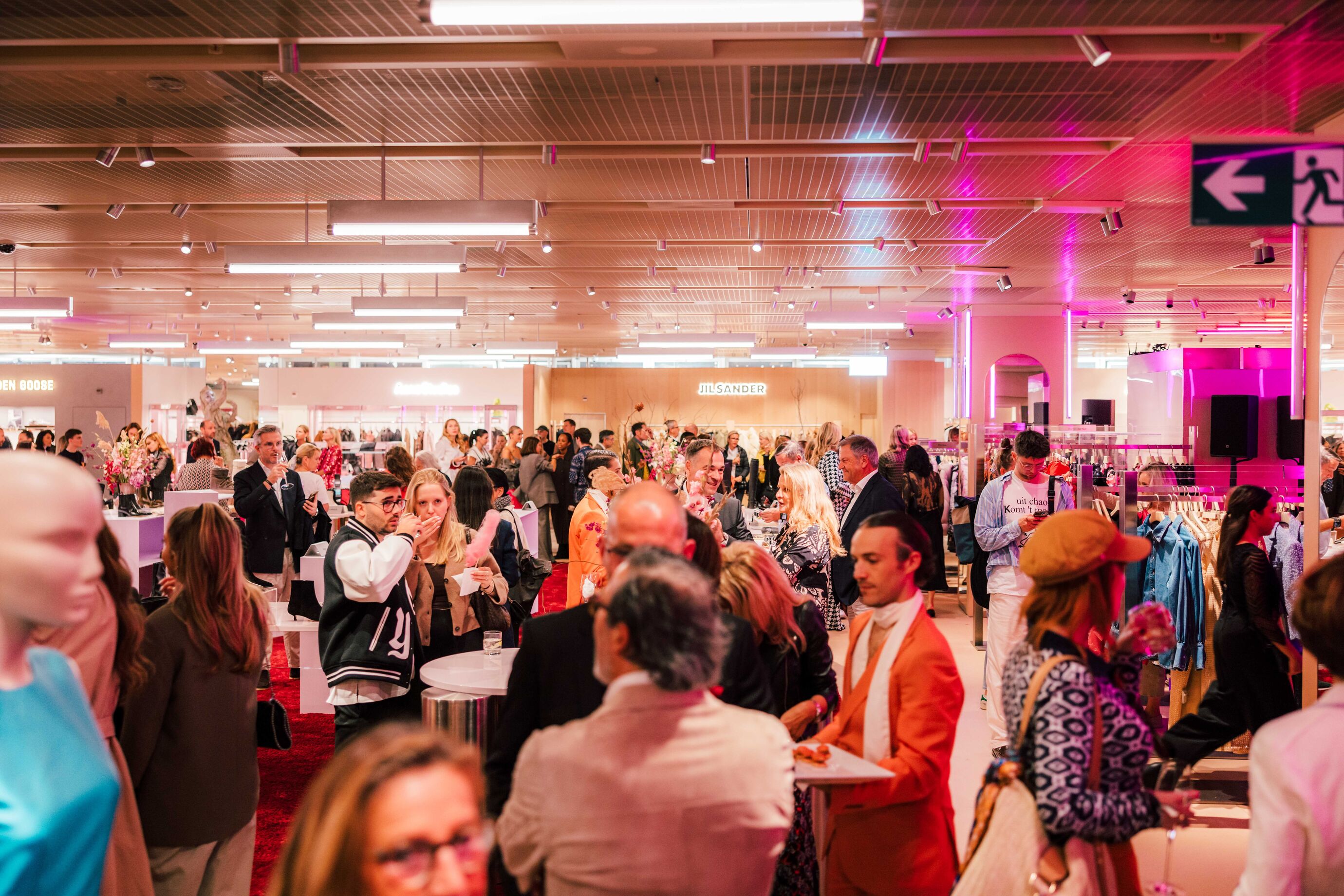 Zahlreiche Gäste im Globus Zürich beim Opening