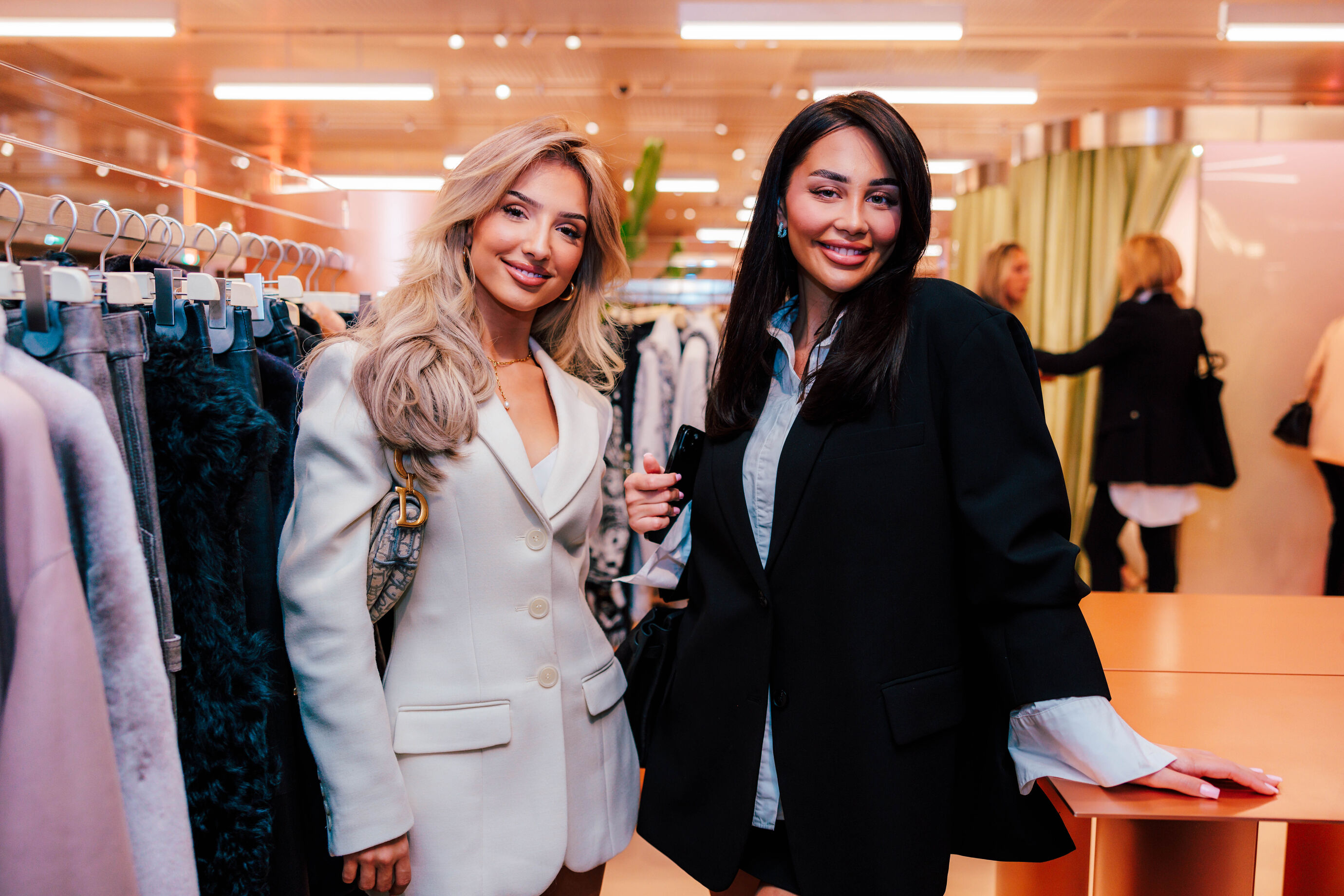 Zwei Frauen stöbern durch die neue Kollektion im Globus