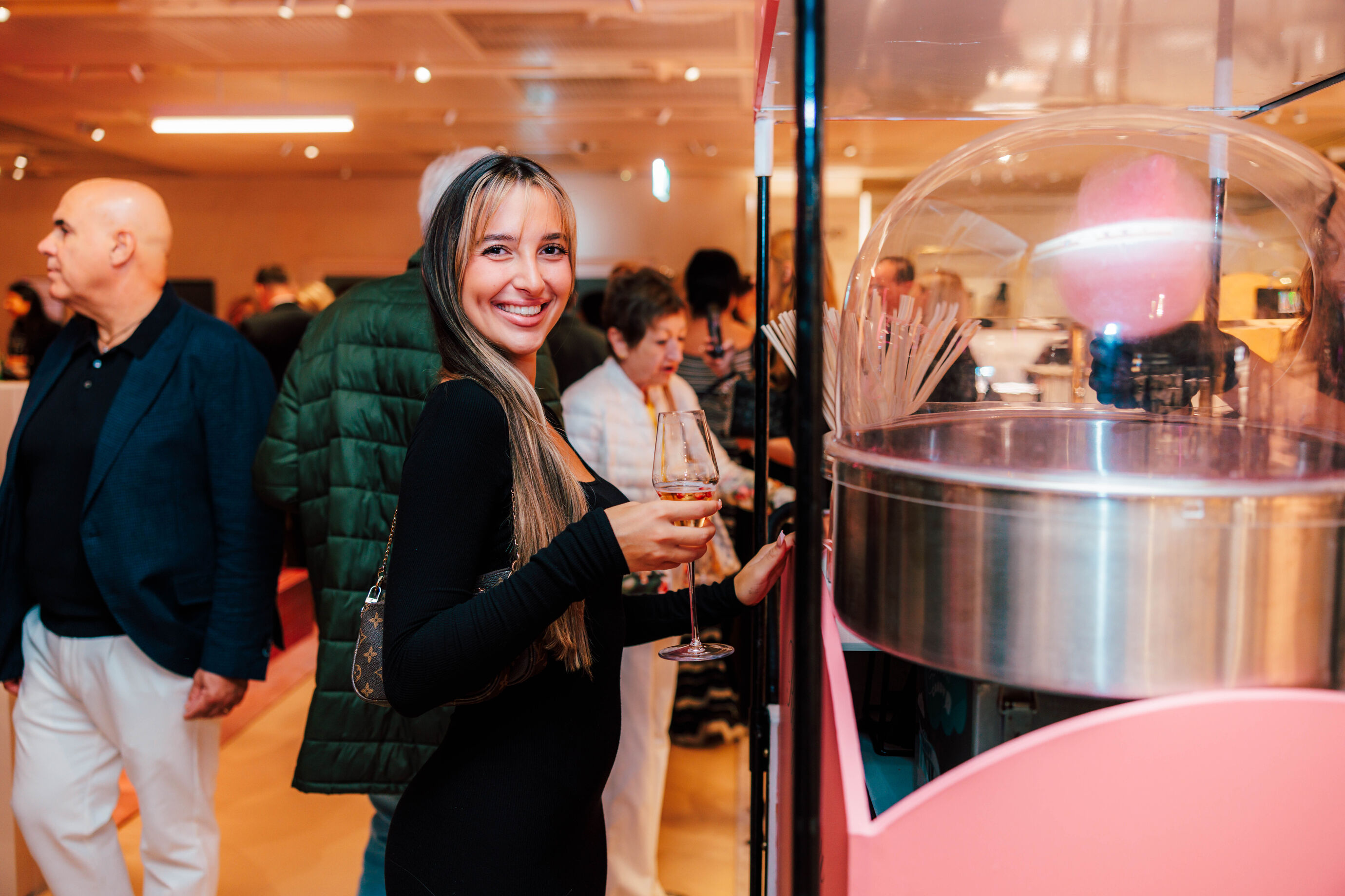 Frau mit Drink vor Popcornmaschine beim Globus Opening