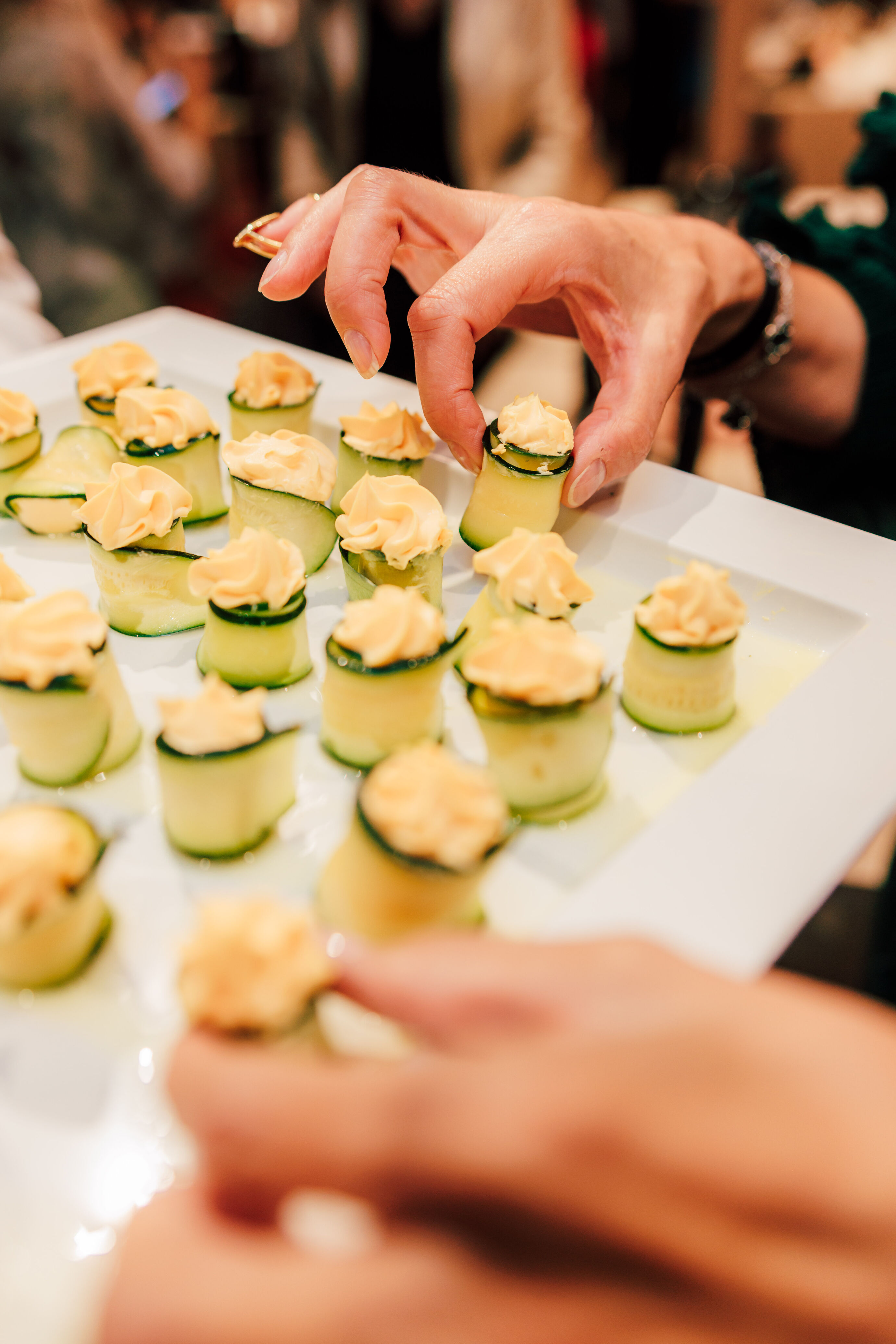 Fingerfood auf einem Tablett beim Opening