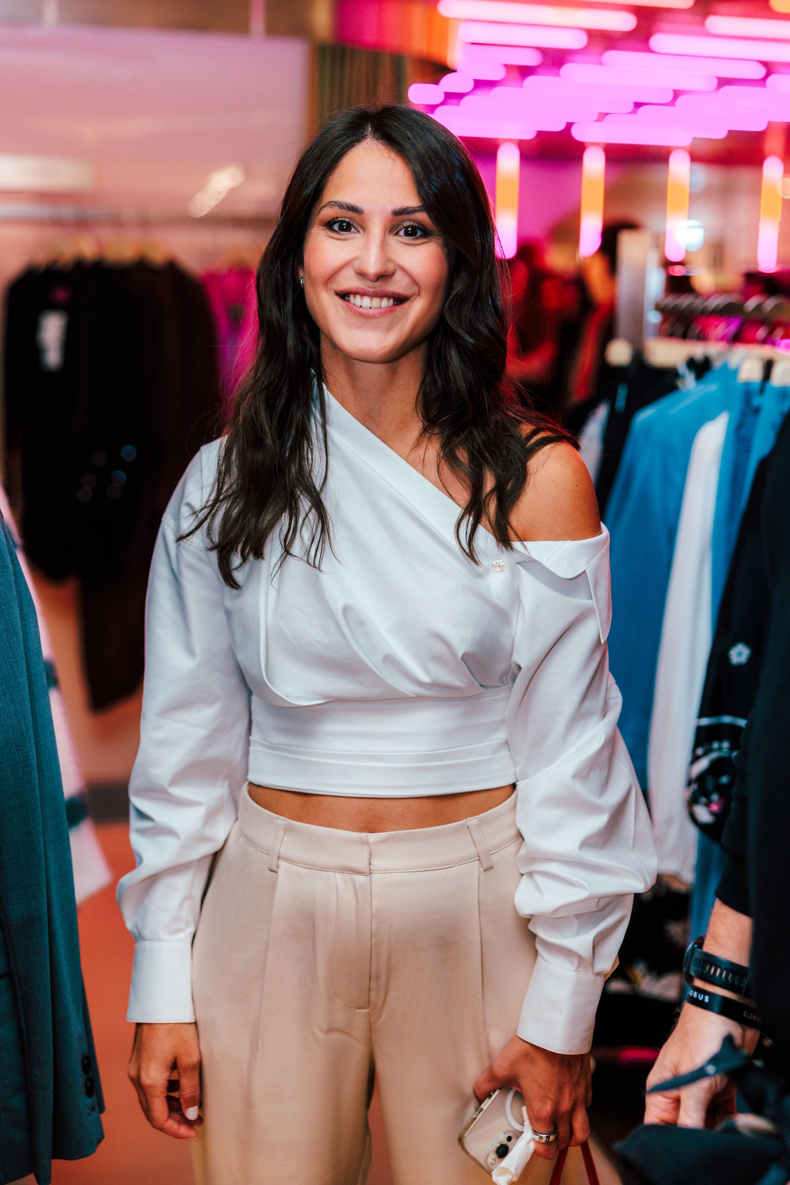 Frau im weissen Croptop posiert im Globus Zürich