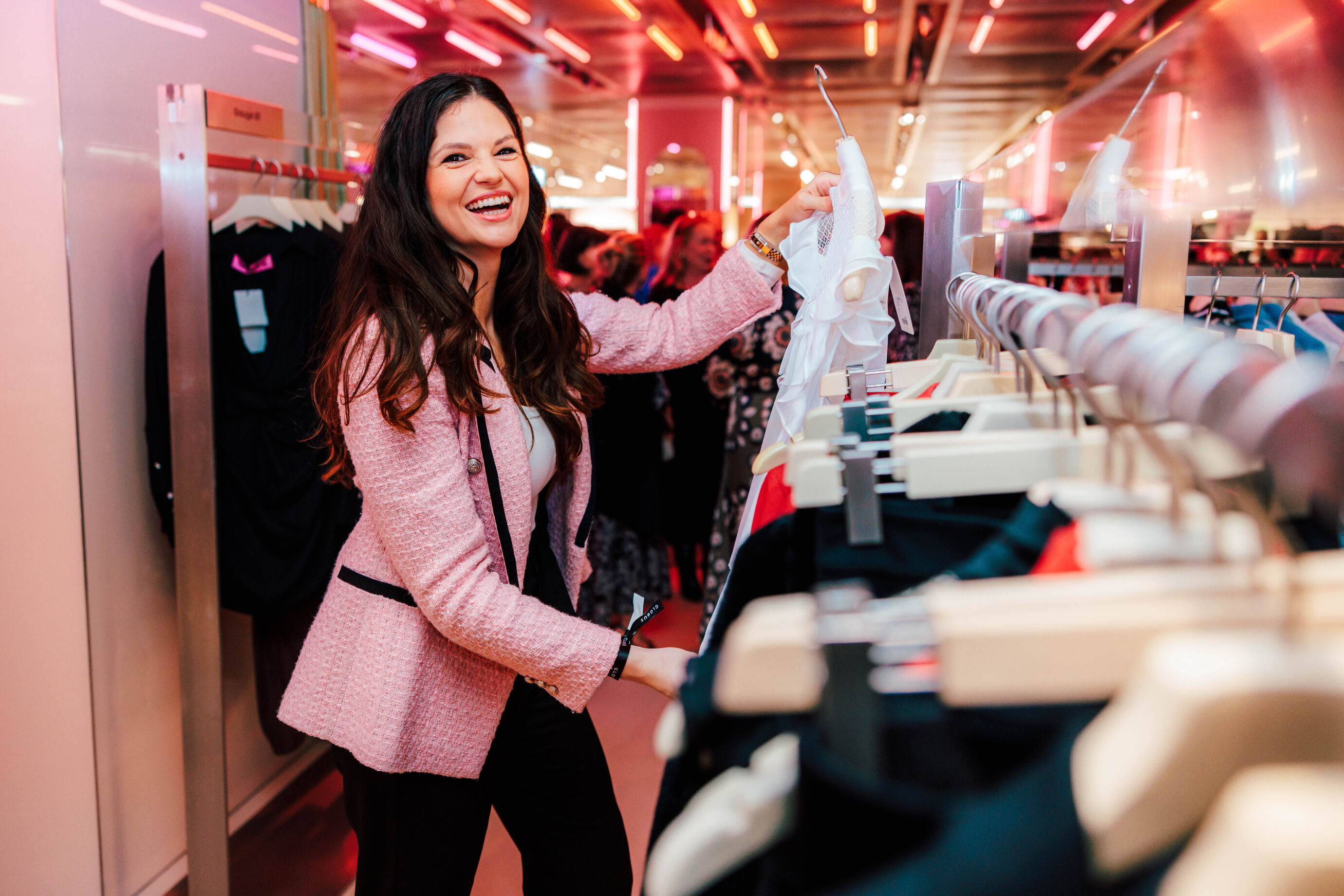 Besucherin stöbert in der neuen Womenswear-Abteilung von Globus.