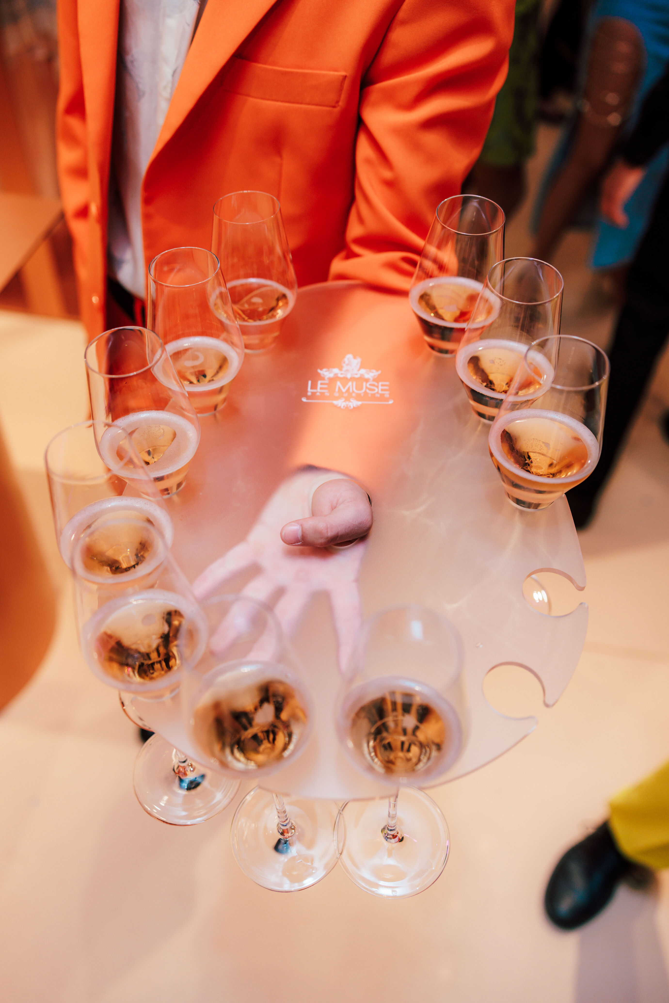 Kellner serviert Champagnergläser beim Opening