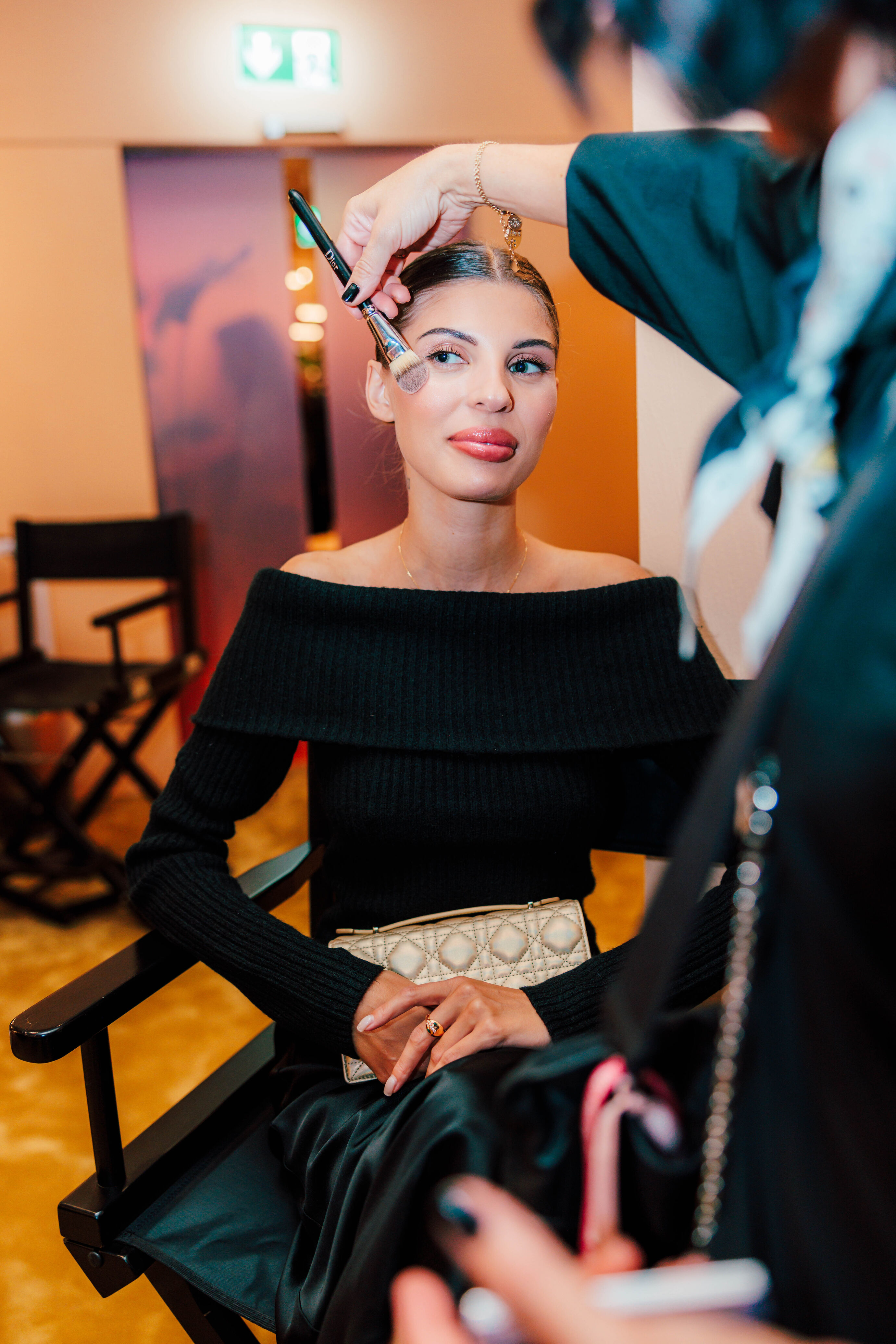 Frau beim Make-up Styling im Globus Zürich