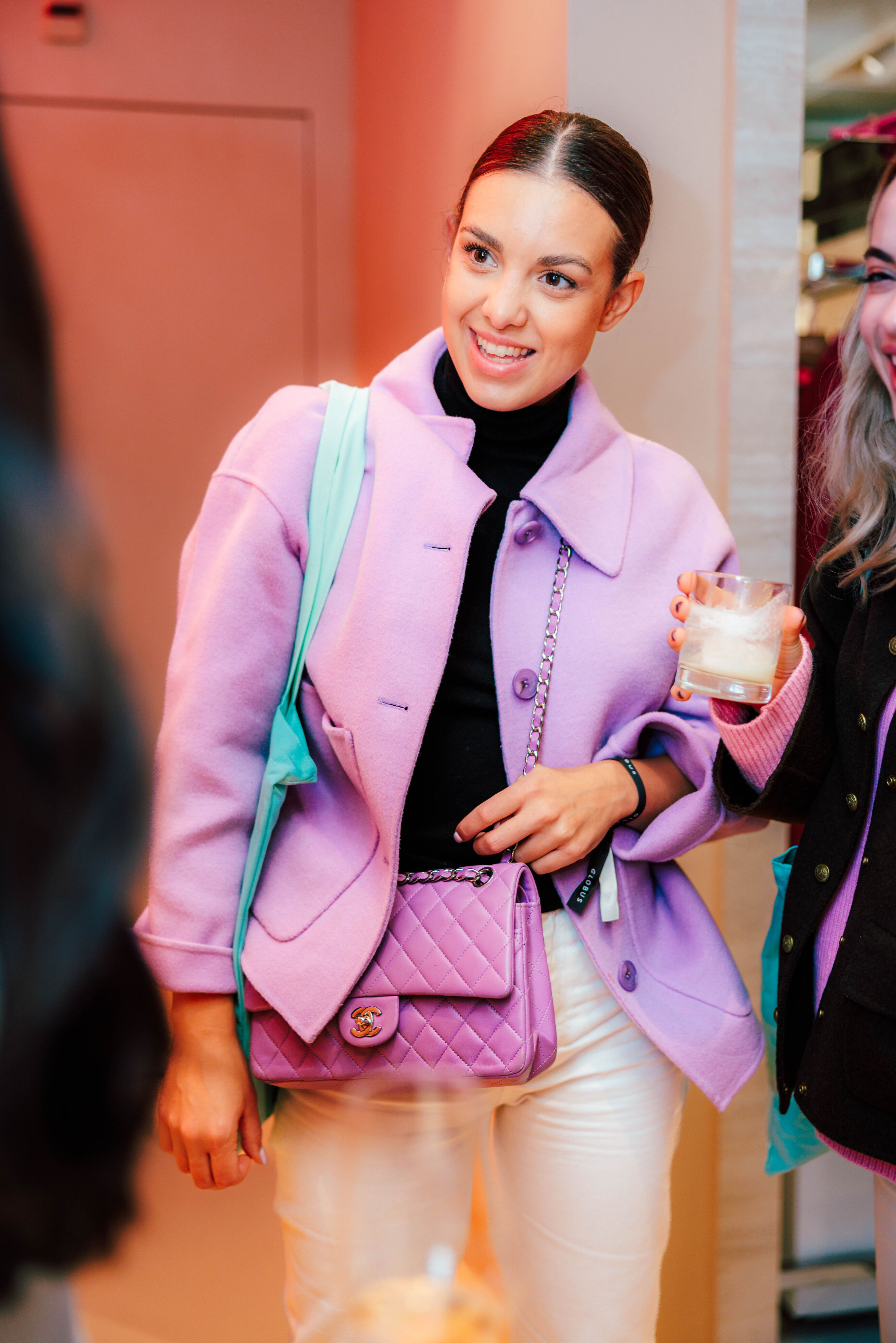 Frau in rosa Jacke posiert beim Globus Opening