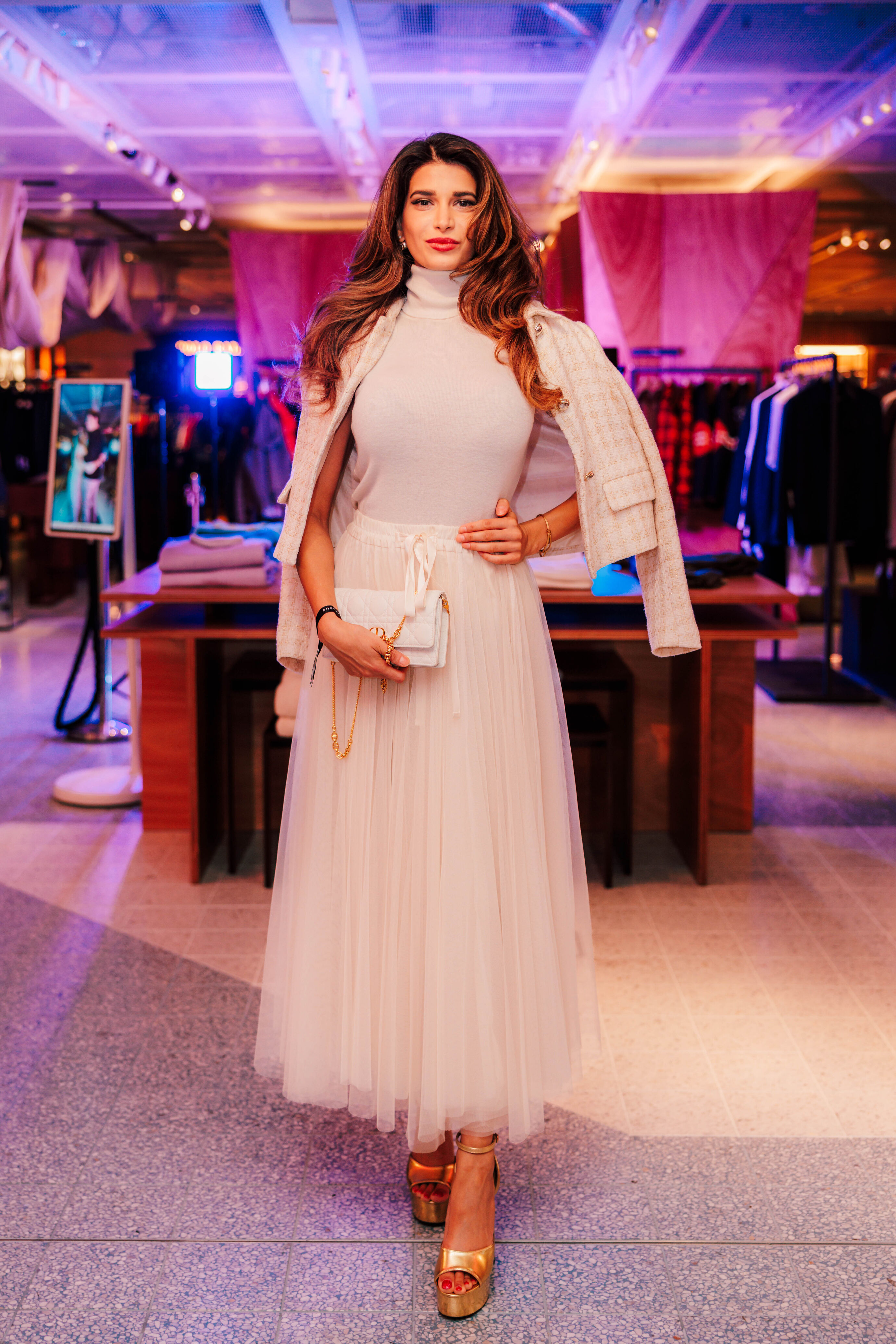 Frau im weissen Tüllrock posiert im Globus Zürich