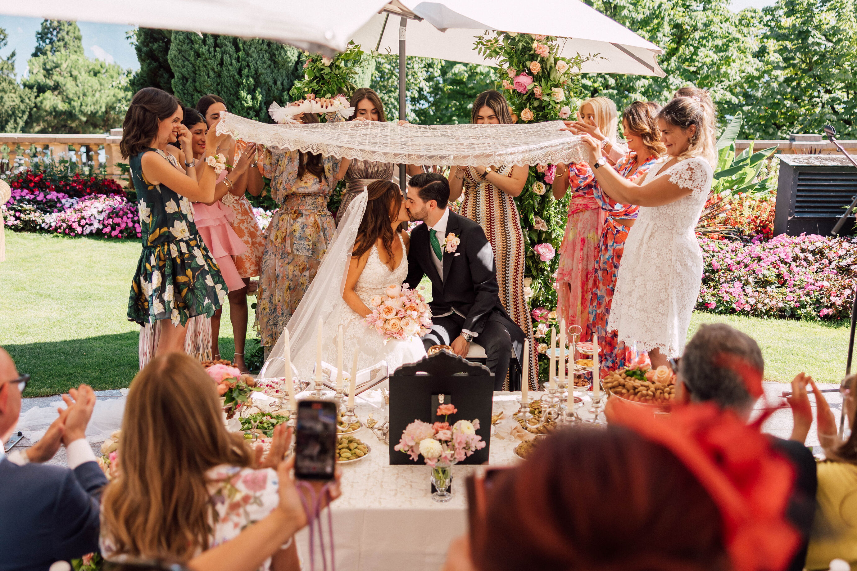 Hochzeitsfotograf Zürich – freie Trauung unter Baldachin im Garten