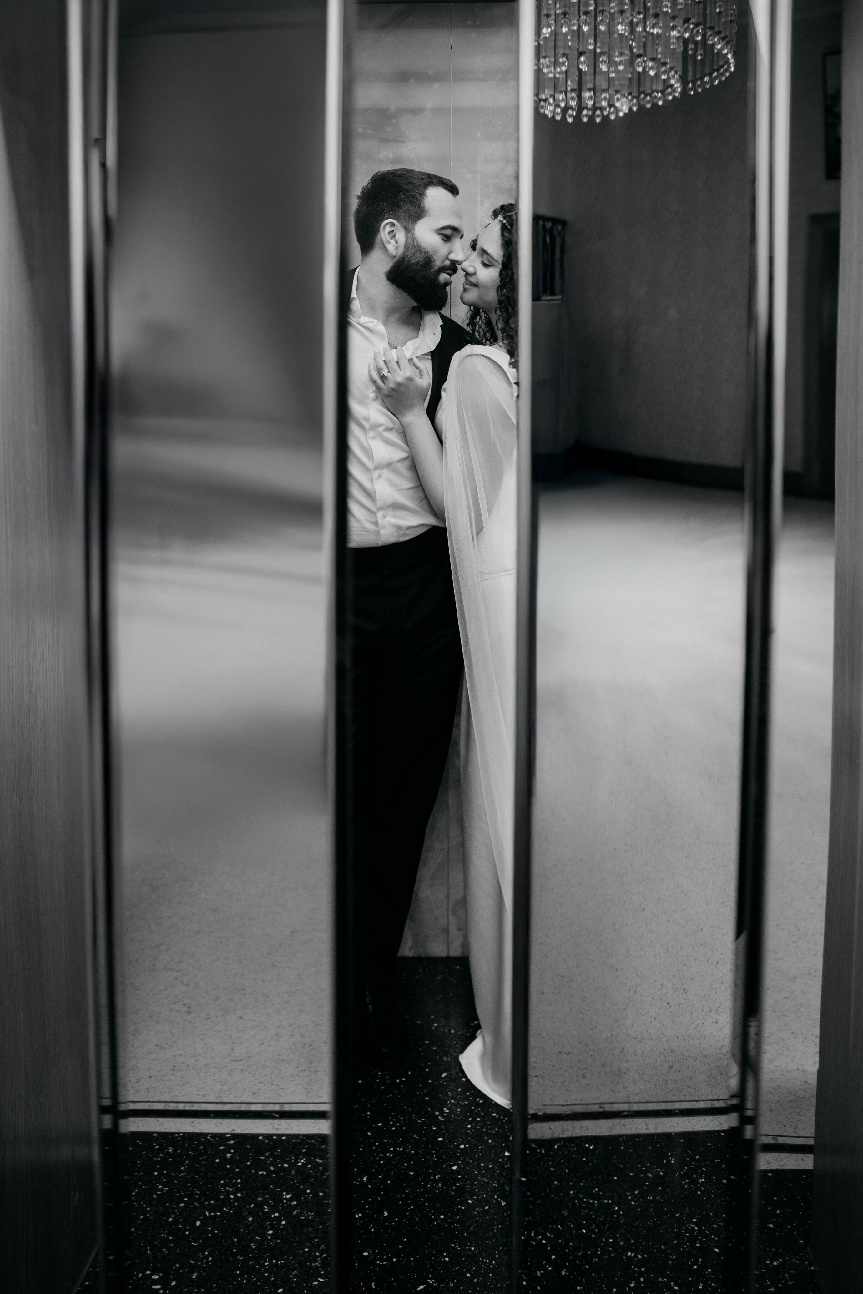 Hochzeitsfotografie Zürich – Brautpaar romantisch im Aufzug in Schwarz-Weiss