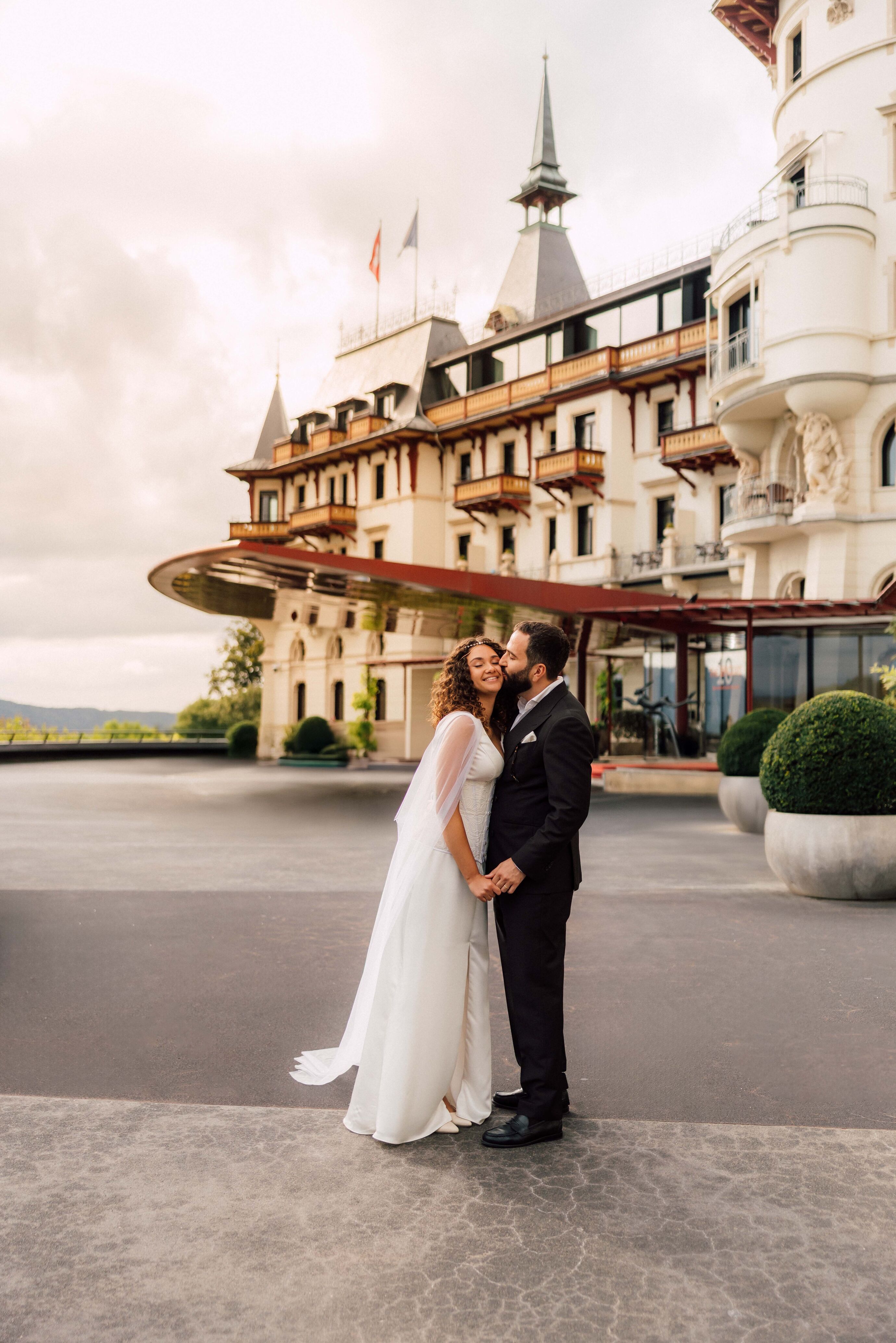 Paarshooting Zürich – Brautpaar beim Spaziergang vor dem Dolder Grand Hotel