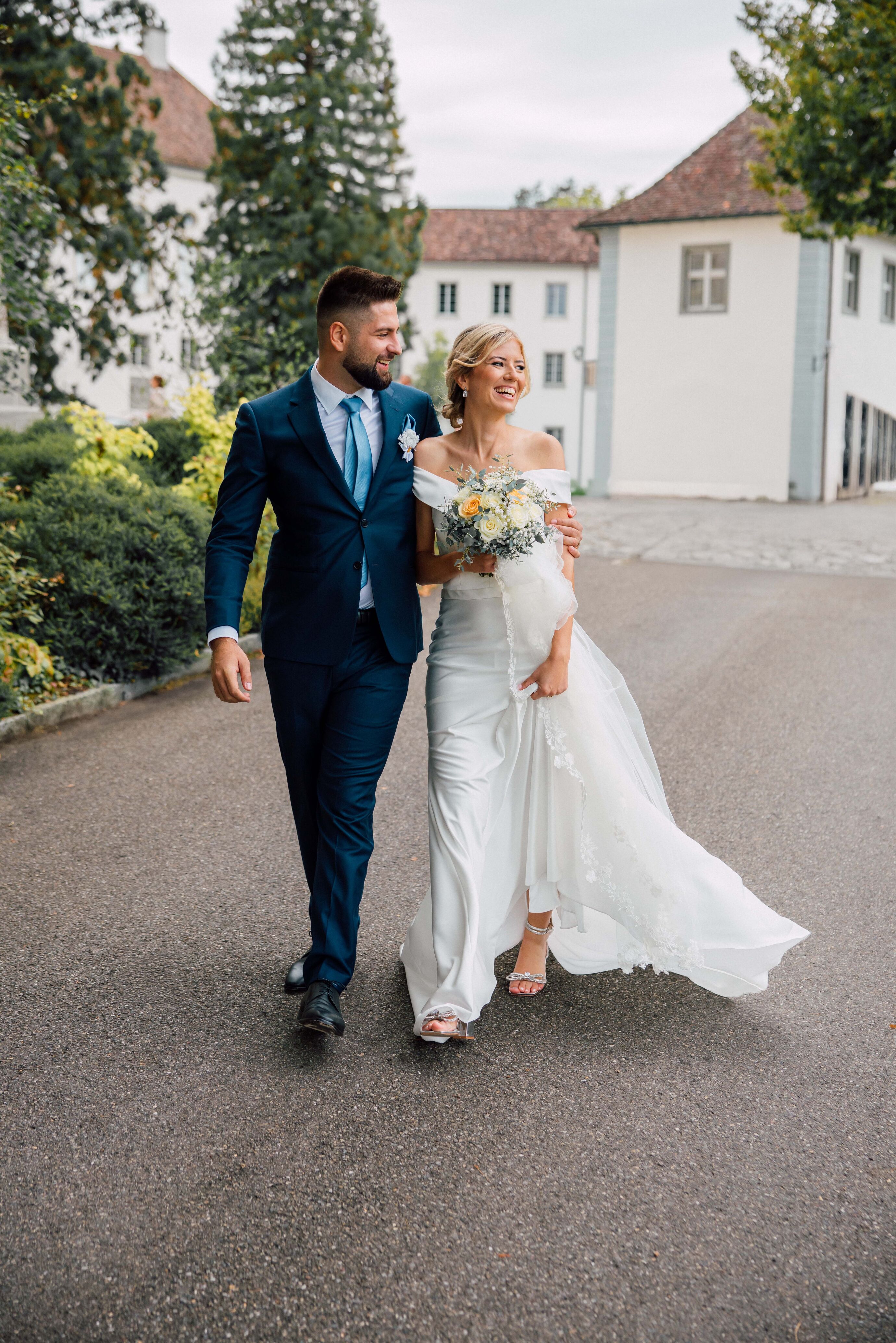 Hochzeitsfotograf Zürich – Brautpaar beim Spaziergang vor dem Schloss