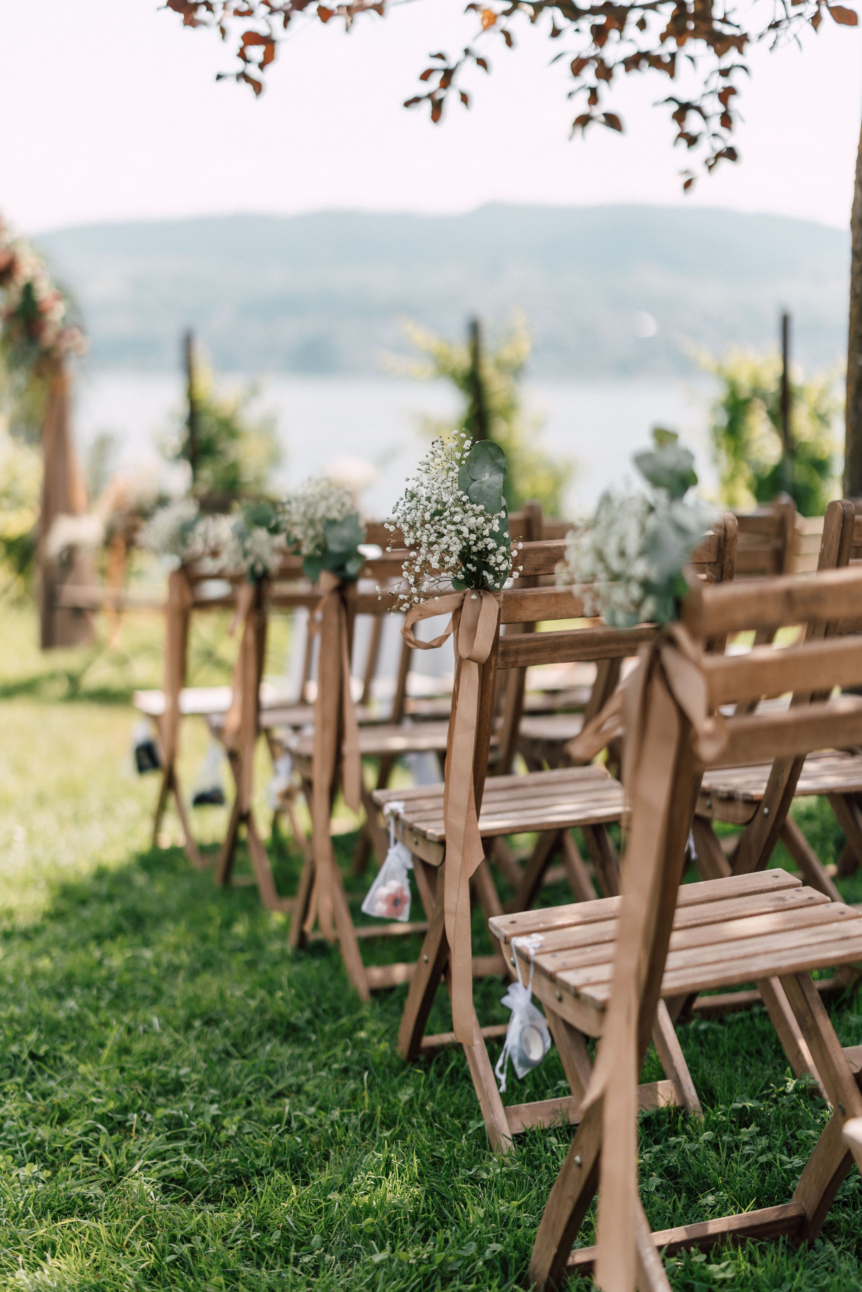 Hochzeitsfotograf Zürich – romantische Trauung am See mit dekorierten Stühlen