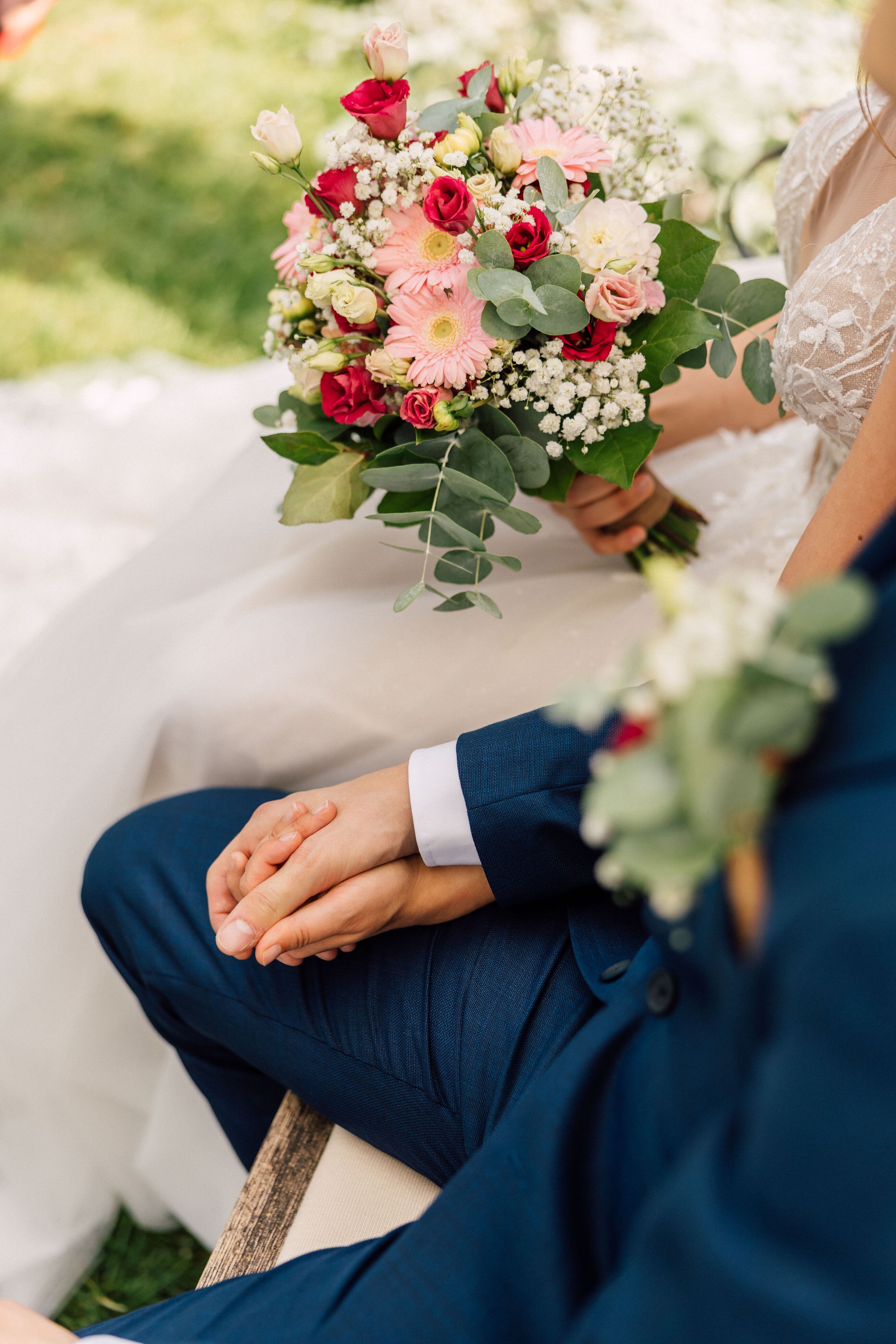 Hochzeitsfotograf Zürich – Braut mit Blumenstrauss in der Hand