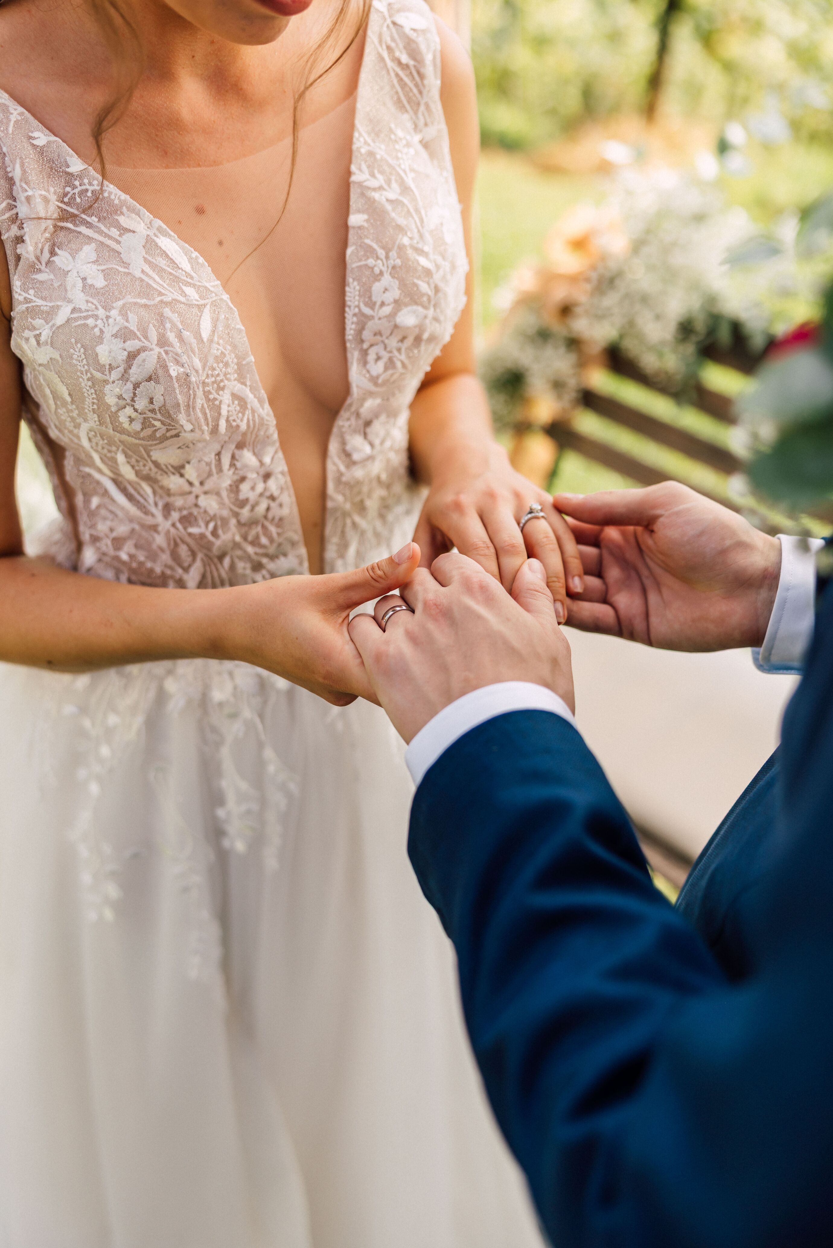 Hochzeitsfotografie Zürich – Braut und Bräutigam beim Ringtausch