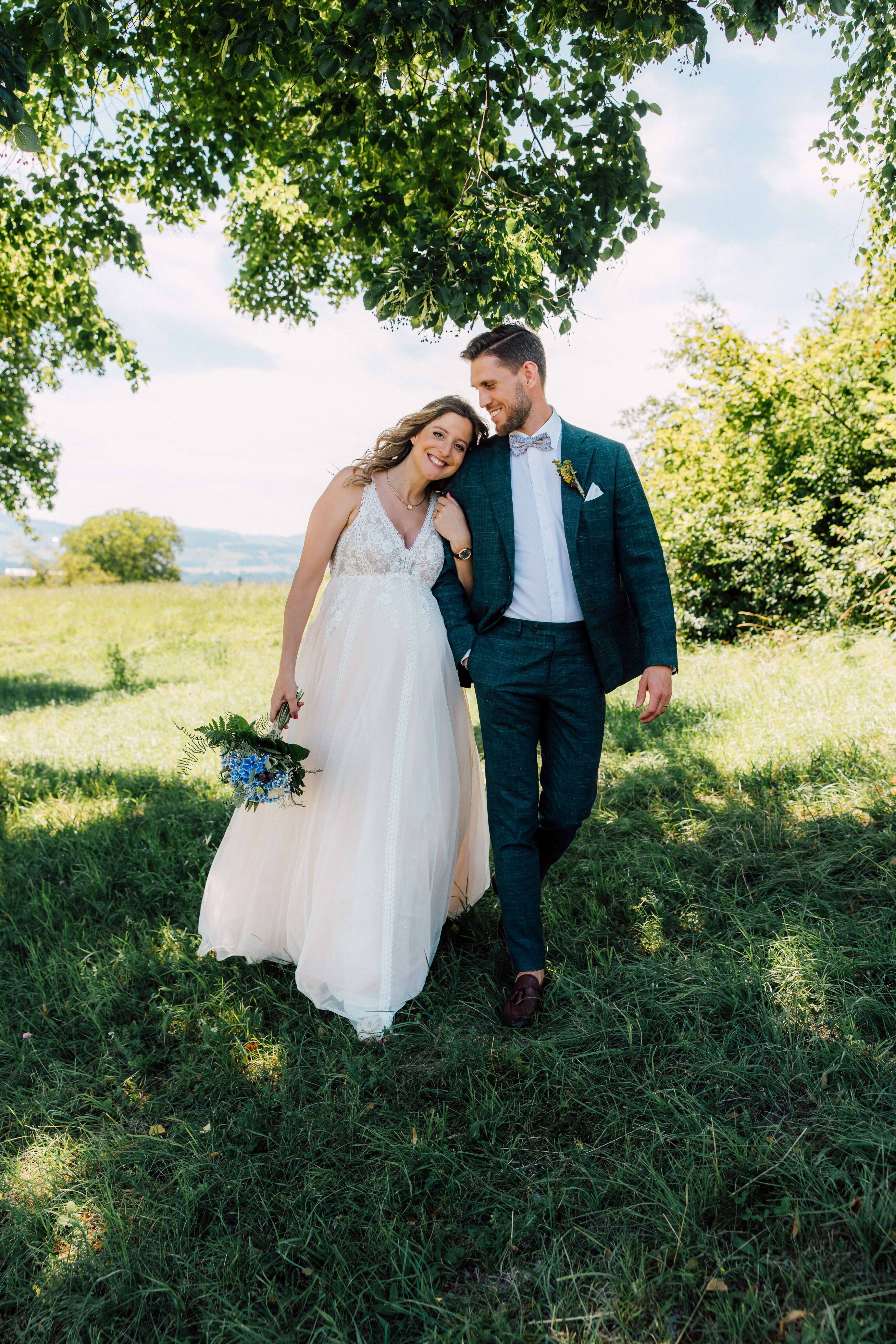 Romantische Hochzeitsfotos in Zürich – Brautpaar unter Baum auf Wiese
