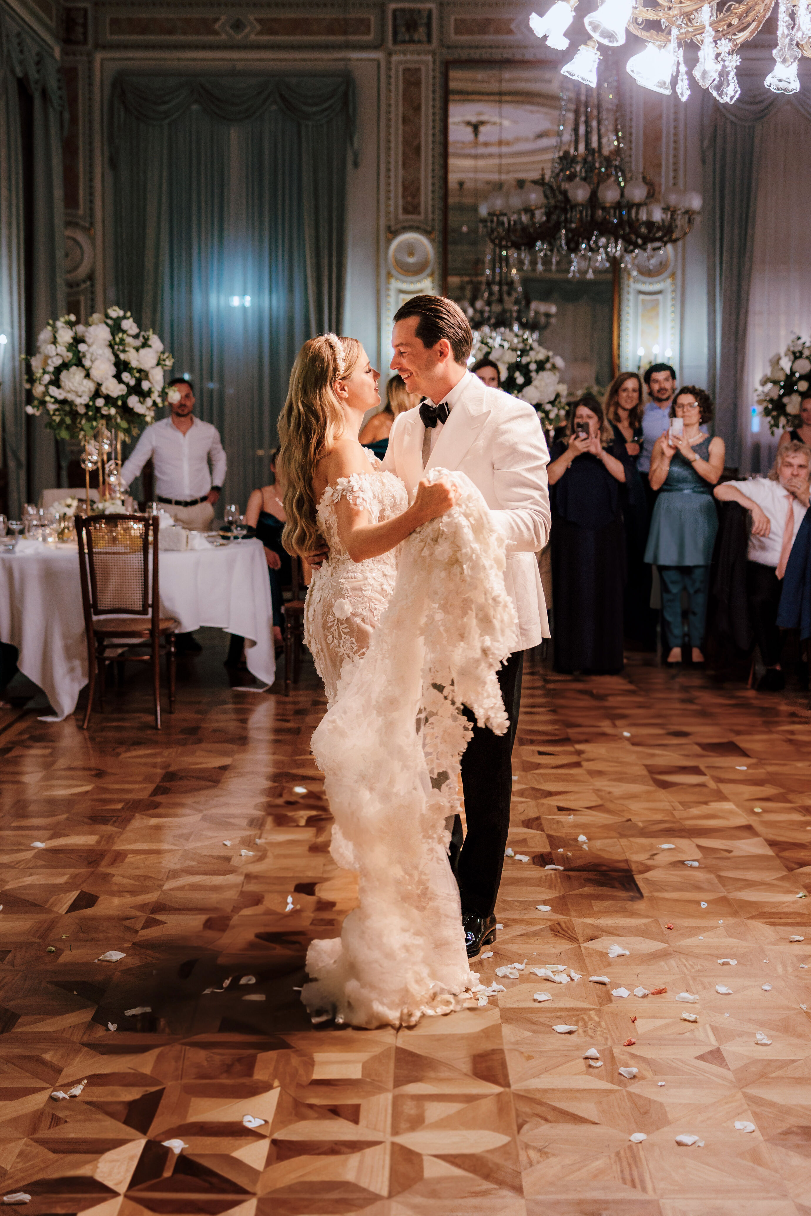 Hochzeitsfotograf Zürich – Brautpaar beim ersten Tanz im Ballsaal
