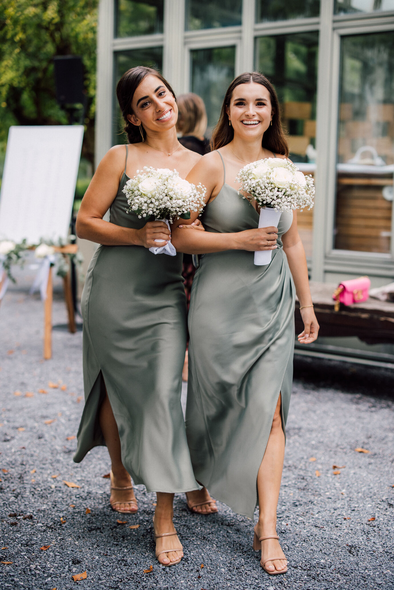 Hochzeitsfotografie Zürich – zwei Brautjungfern mit Blumenstrauss