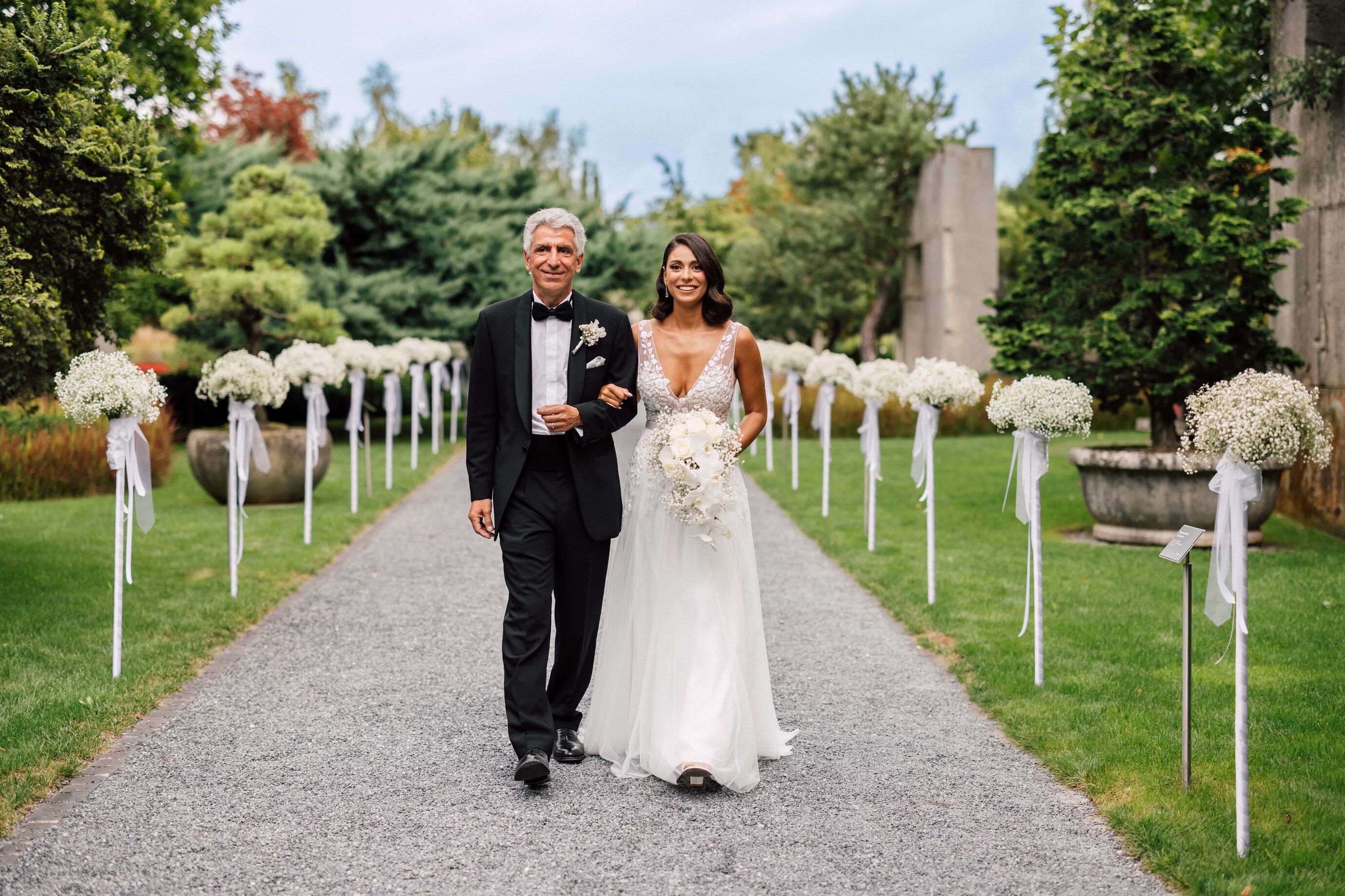 Hochzeitsfotograf Zürich – Braut wird von ihrem Vater zur Trauung geführt